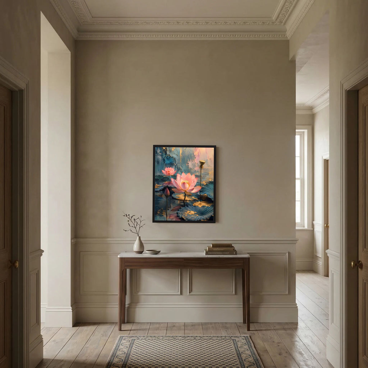 Hochformat-Poster mit rosa Lotusblüten im dunklen Rahmen an der Wand hinter Konsole