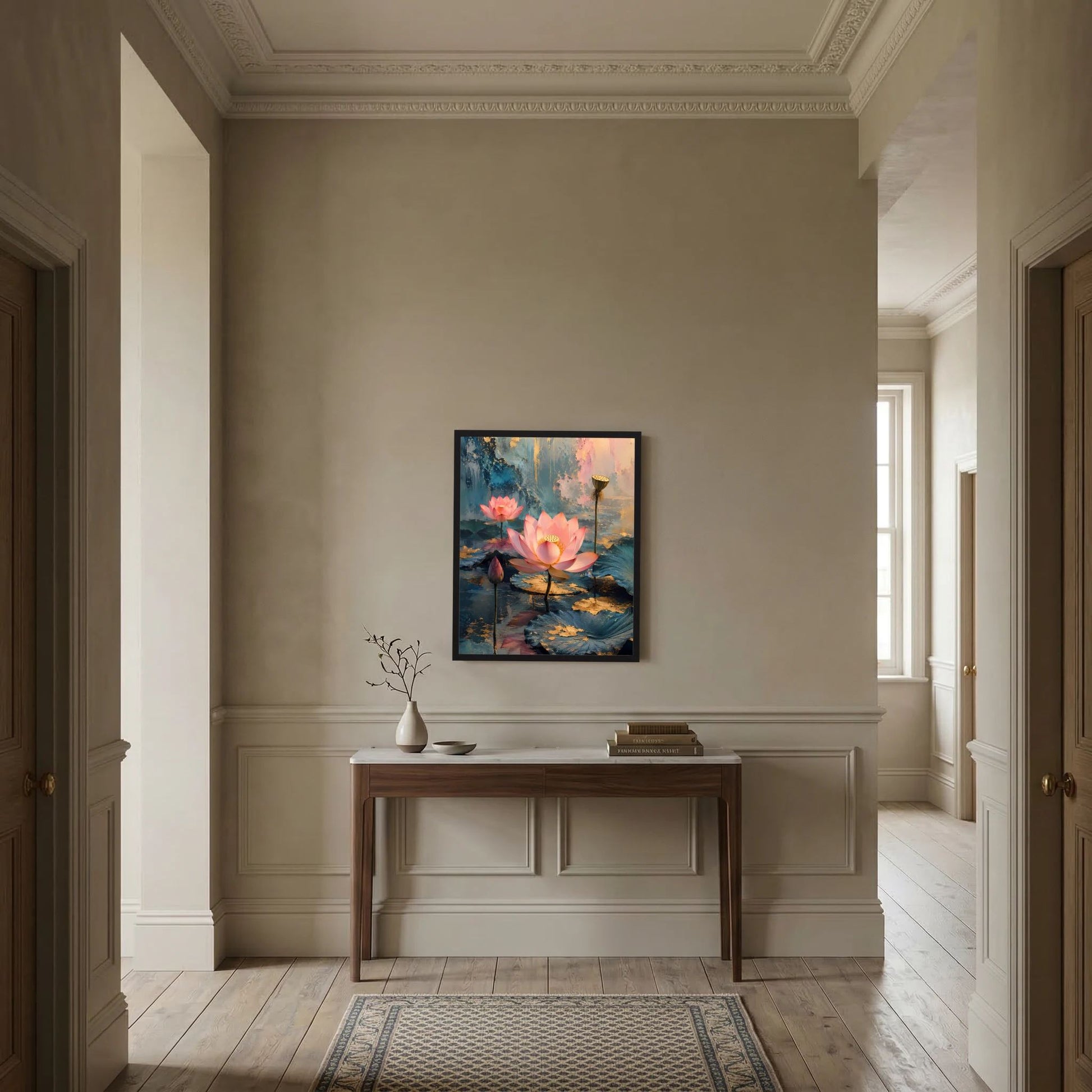 Hochformat-Poster mit rosa Lotusblüten im dunklen Rahmen an der Wand hinter Konsole