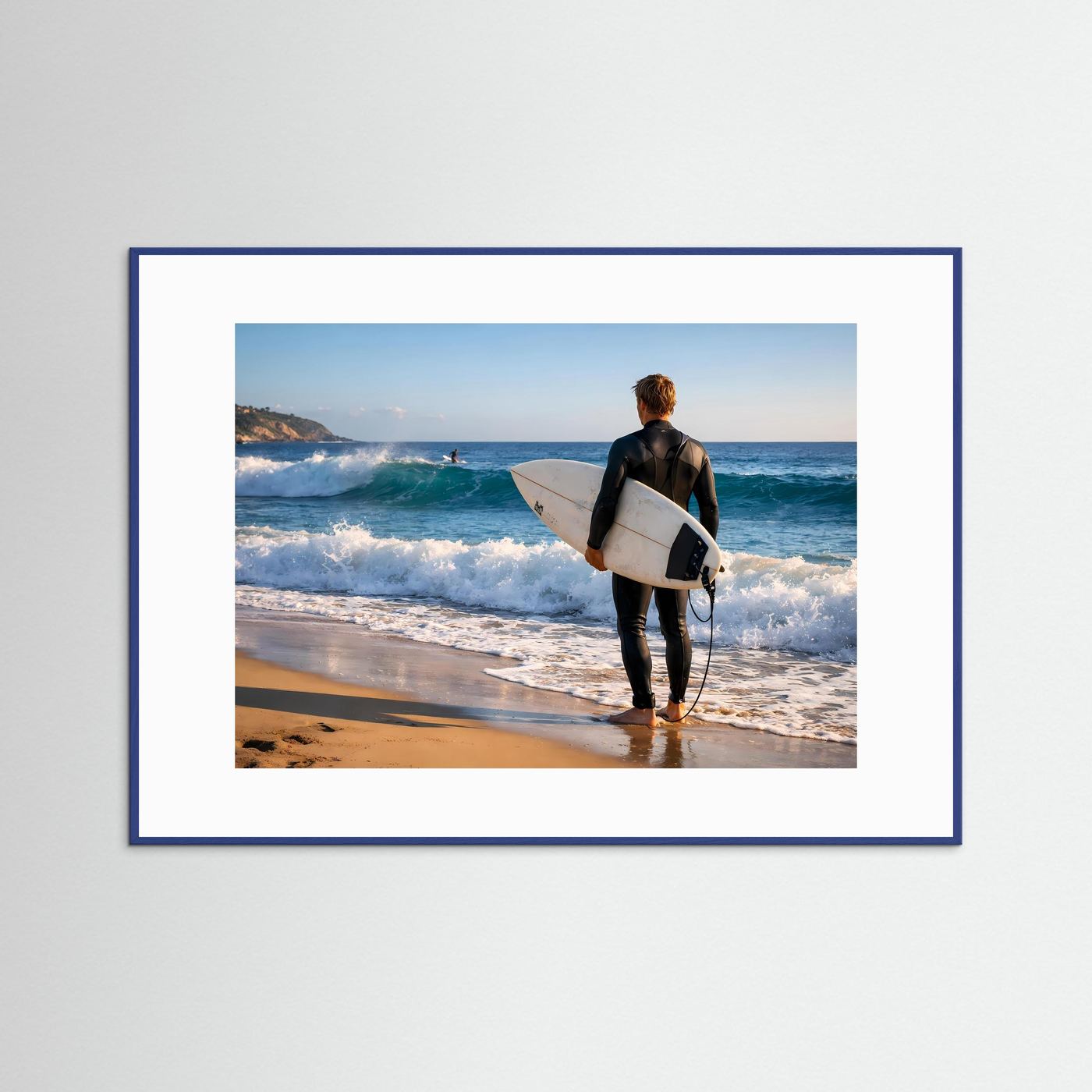 Surfer-Poster im Querformat mit Person, weißem Surfboard und Brandung