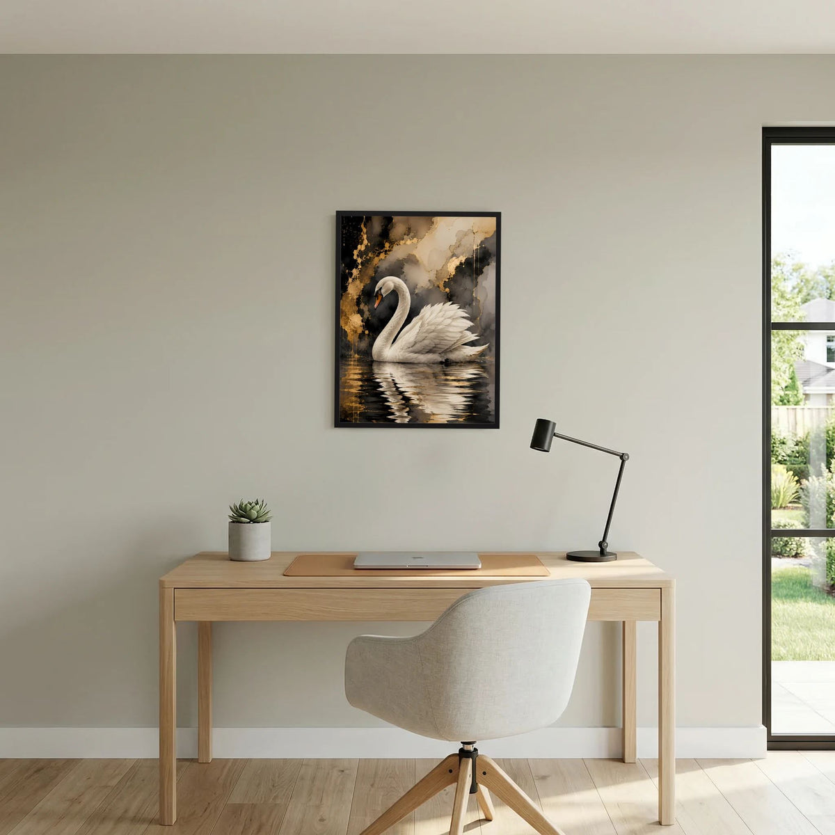 Wandbild: weißer Schwan auf dunklem Wasser mit goldenen Sprenkeln, schwarz umrandeter Rahmen