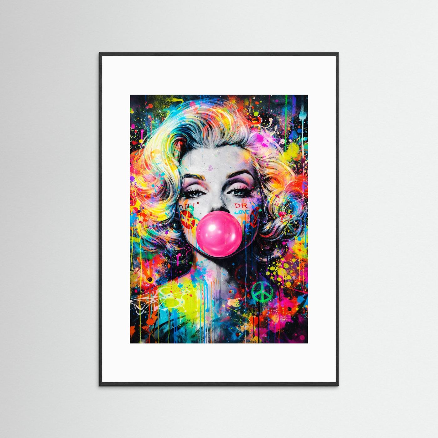 Poster mit Porträt einer blonden Frau und pinker Kaugummiblase im Neon-Graffiti, weißer Rahmen
