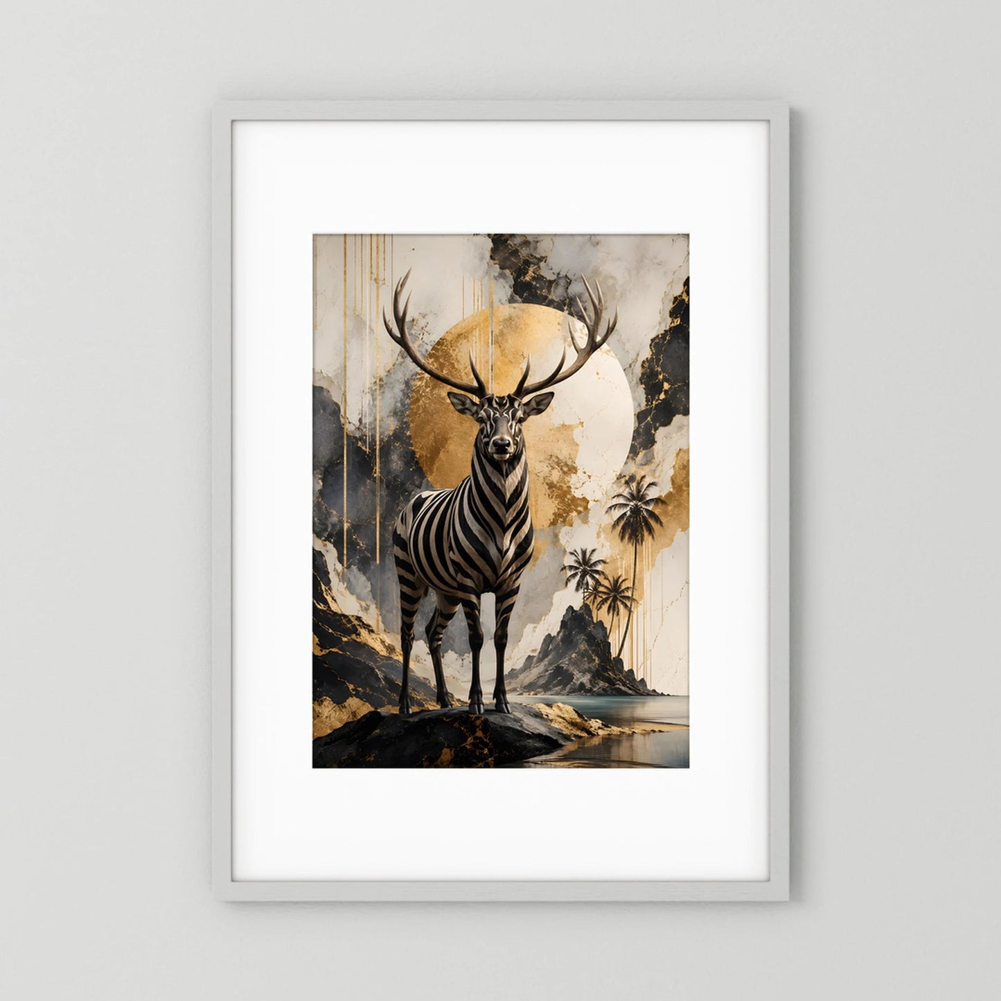 Gerahmtes Kunstposter (Hochformat) mit surrealem Hirschkopf: Zebramuster, goldene Akzente