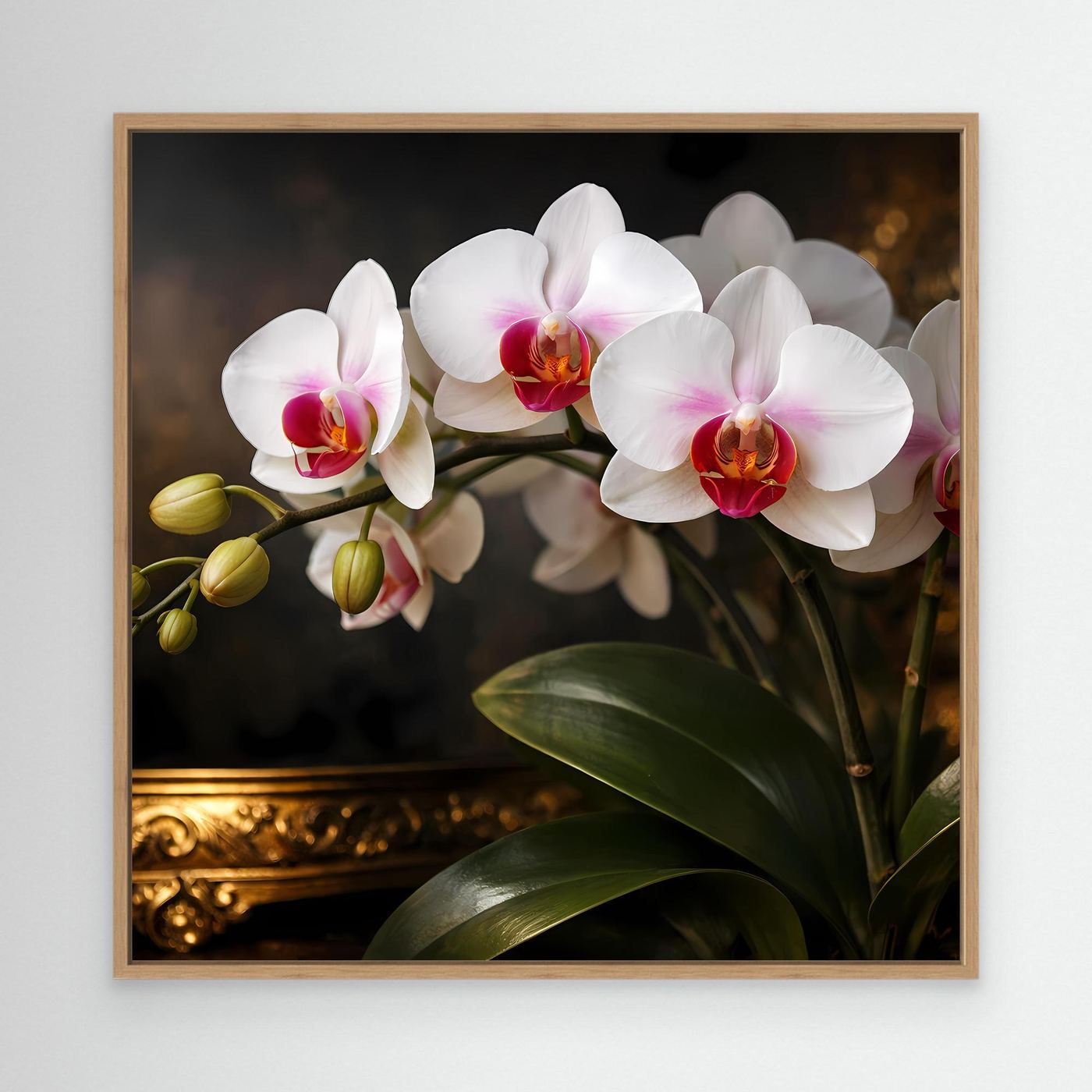 Wandbild mit weißen Orchideenblüten, rosa Akzenten, grünen Blättern und Knospen; Eichenrahmen