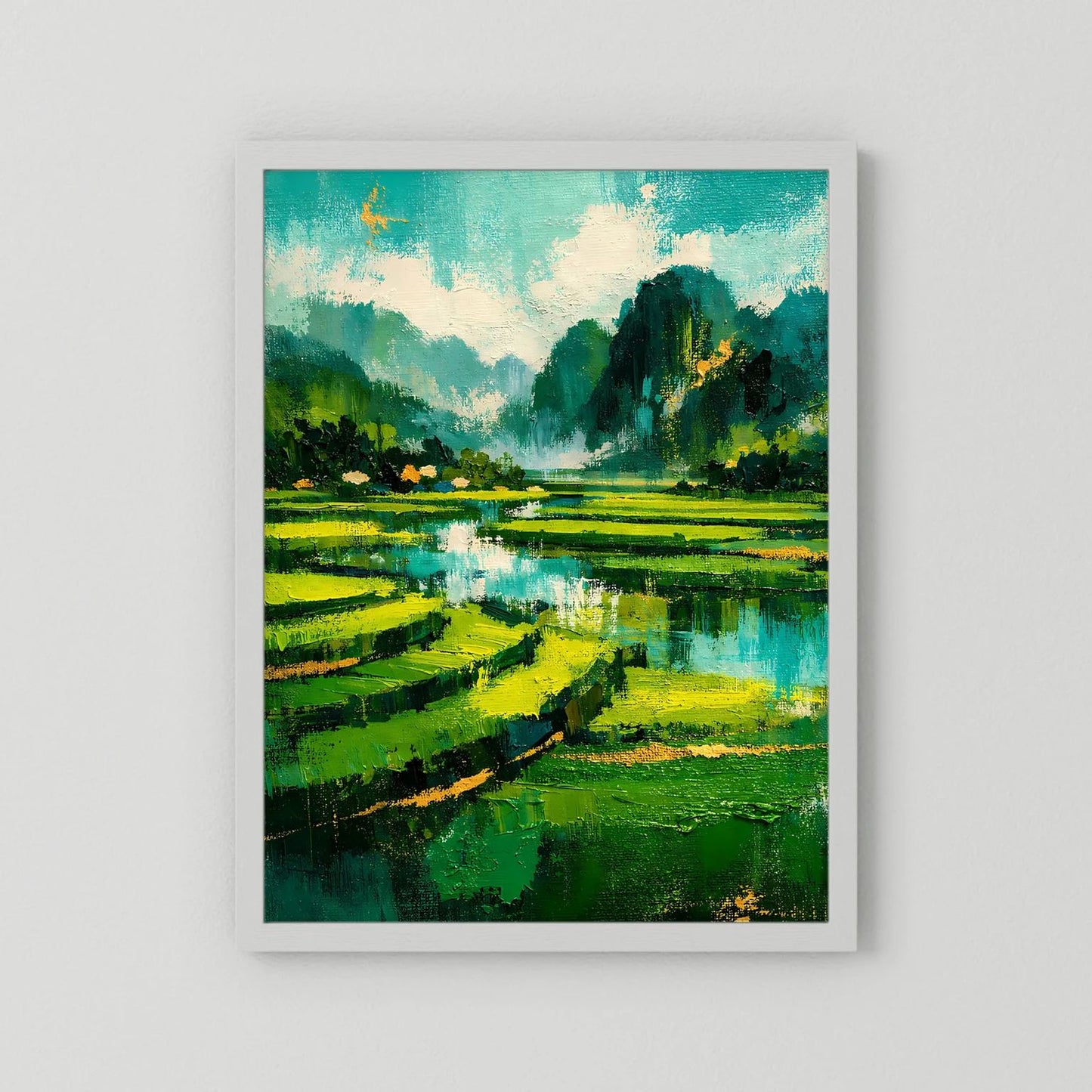 Poster mit grüner Berglandschaft und Wasser, weißer Rahmen, Hochformat