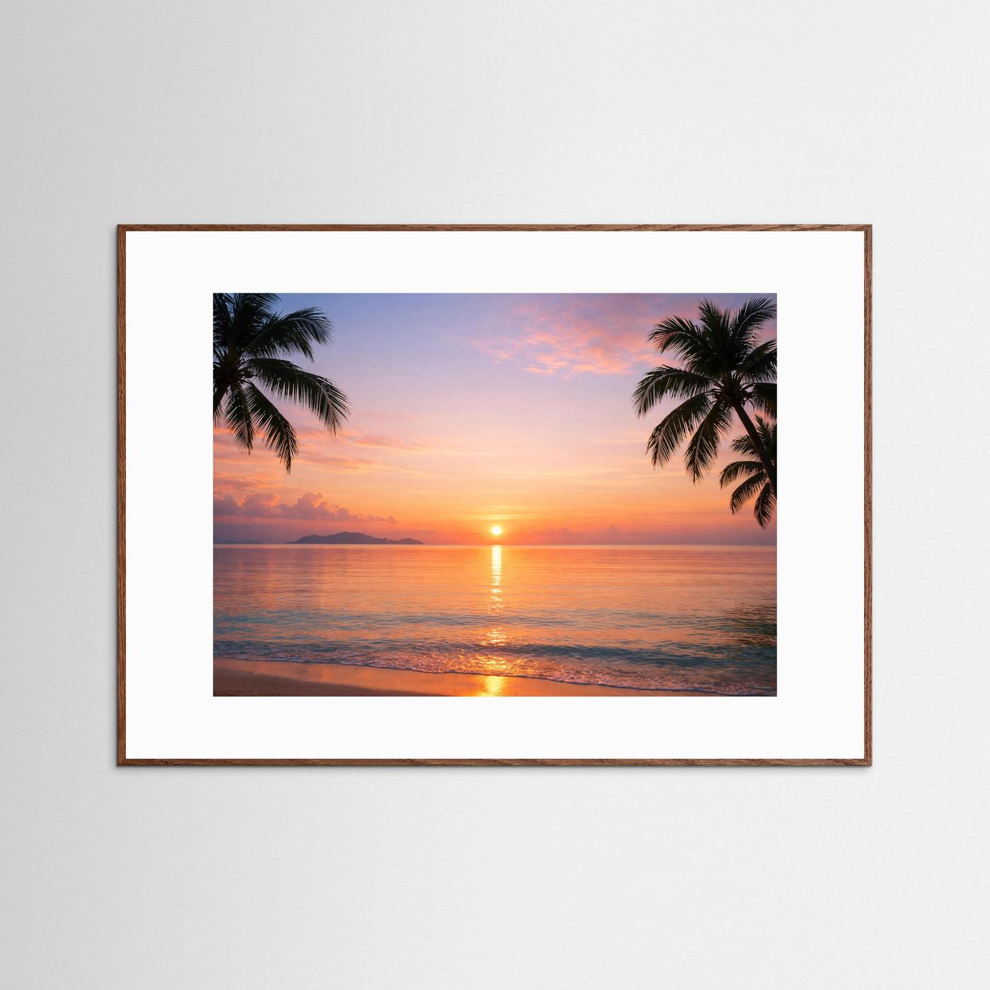 Panorama-Poster im braunen Holzrahmen mit Tropenstrand, Palmen und Sonnenuntergang