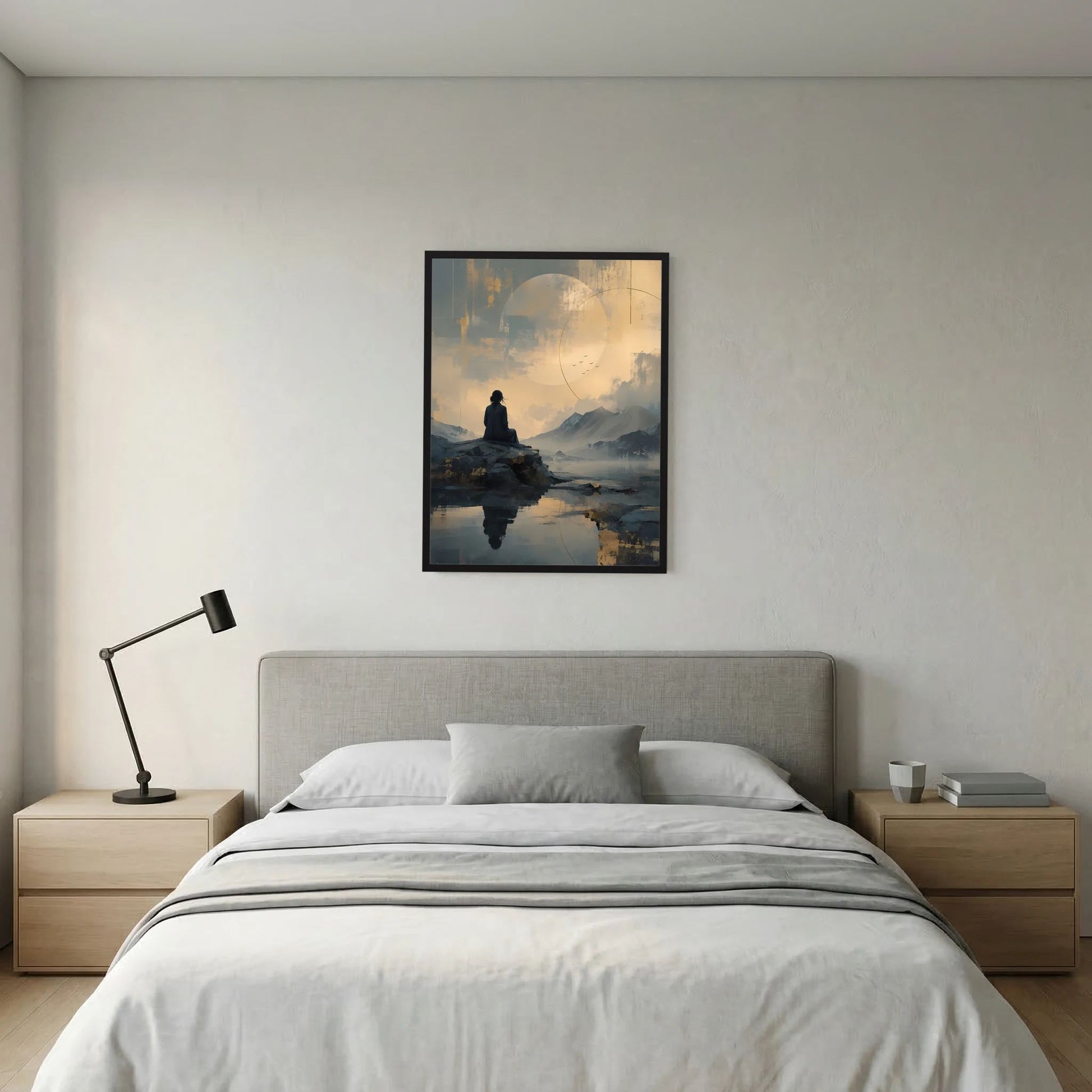 Gerahmtes Poster im Hochformat: Meditierende Figur auf Fels am See, Berge und gold-graue Wolken.