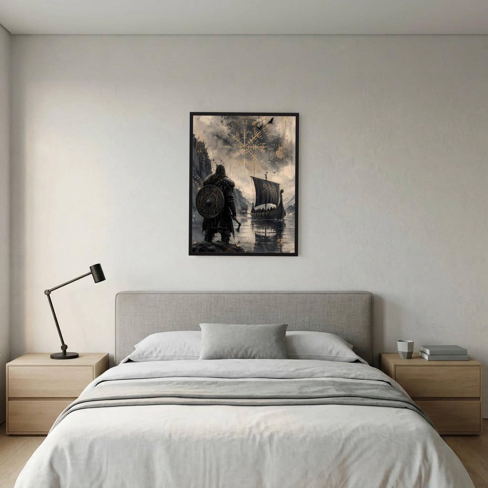 Wikinger-Poster im schwarzen Rahmen: dunkler Krieger vor Langschiff, Runenzeichen am Himmel.