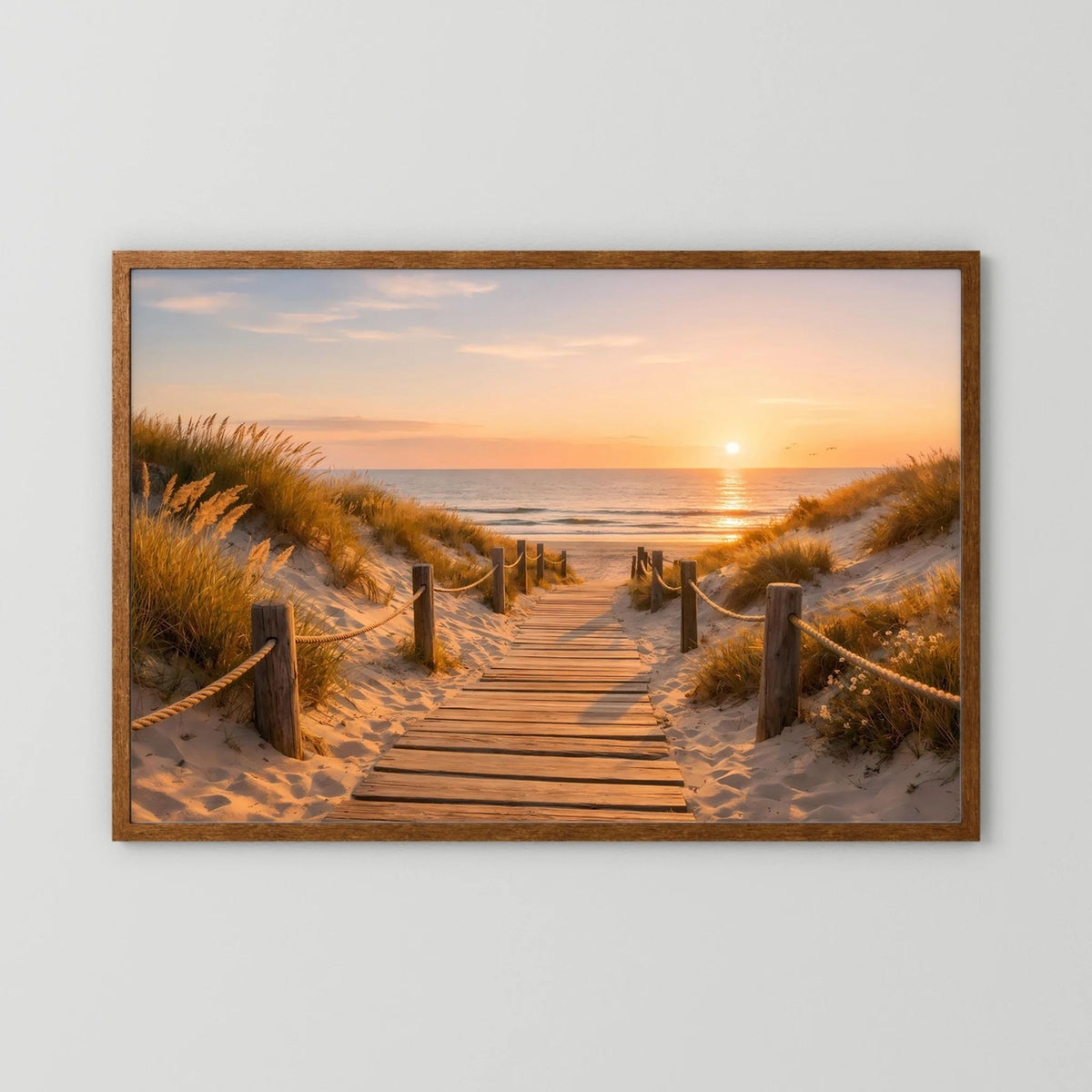 Wandbild mit dunklem Holzrahmen und Dünenpfad am Strand bei Sonnenuntergang