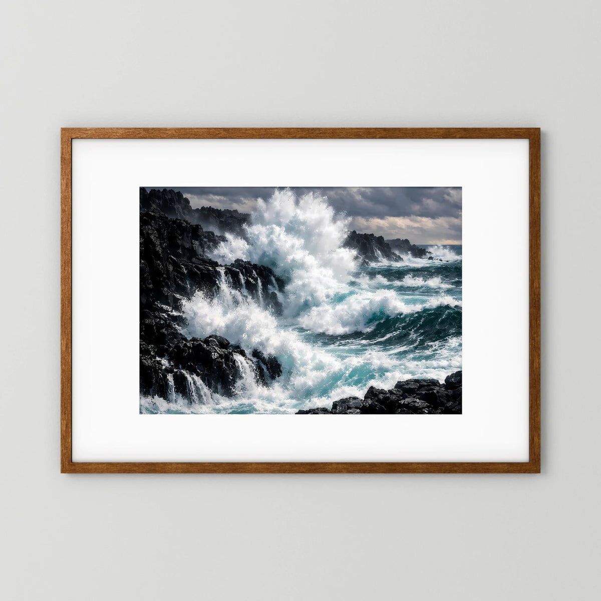 Wandposter mit Holzrahmen und weißem Rand: Meerbrandung auf Steinküste, Querformat
