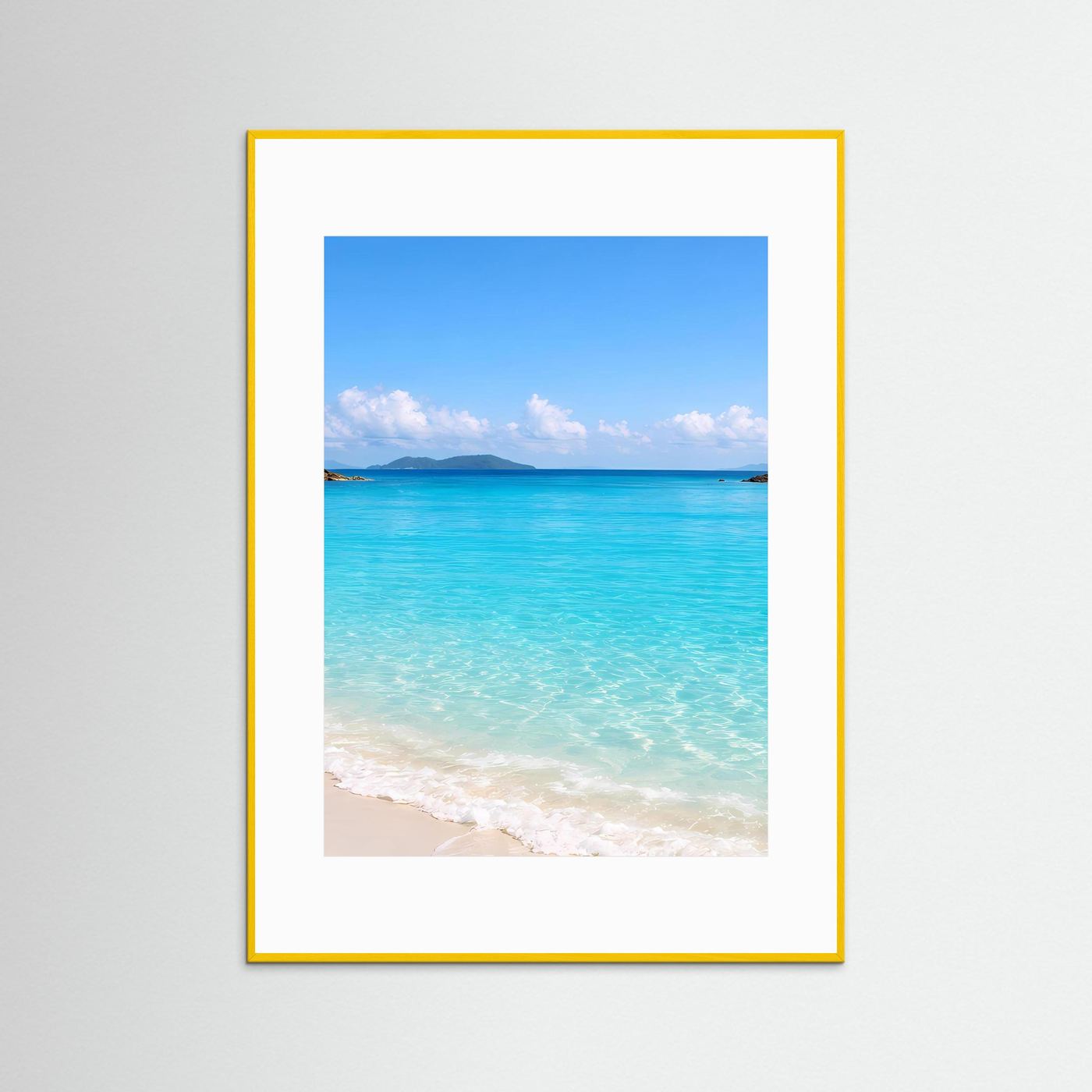 Wandbild mit goldfarbenem Rahmen und weißem Rand; türkisblaues Meer und Sandstrand.