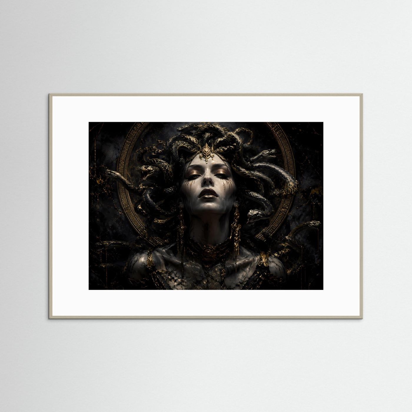 Göttin Medusa in Schwarz und Gold | Mythologische Dark-Art Poster & Wandbild