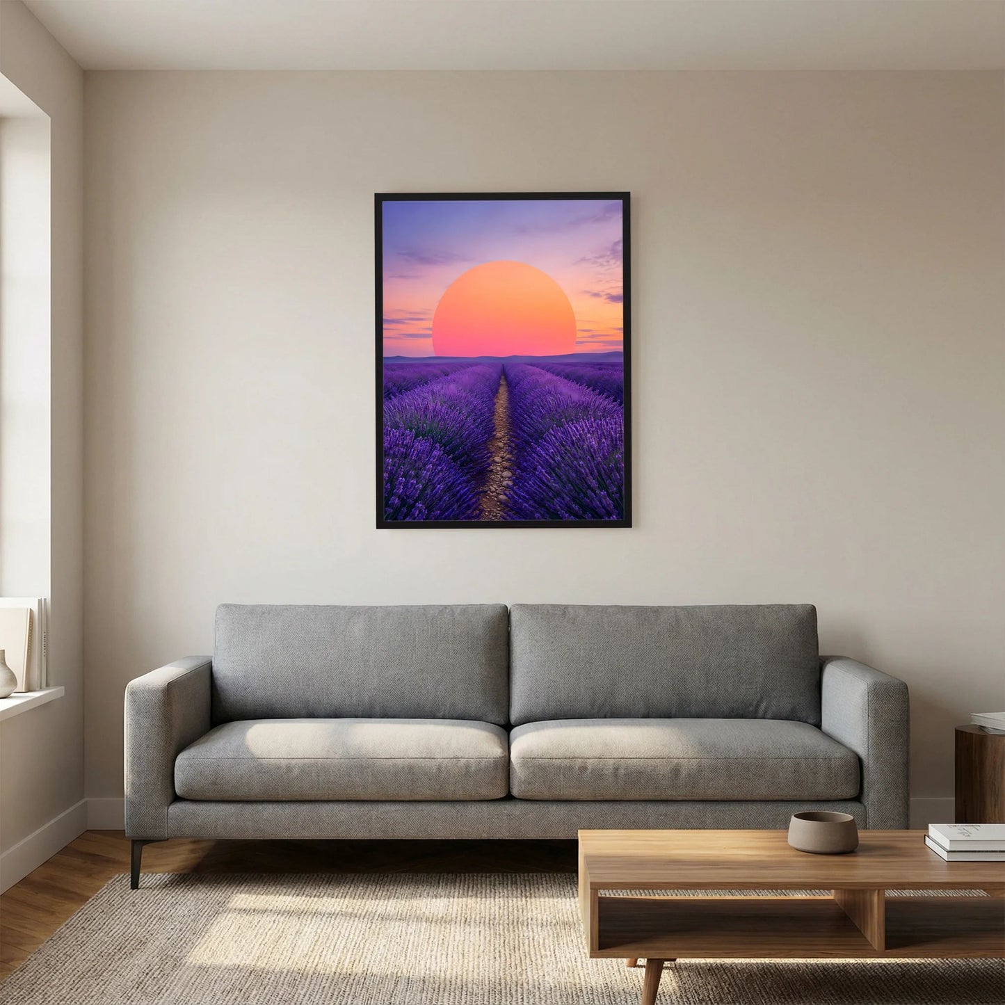Schwarz gerahmtes Poster im Hochformat mit violettem Lavendelfeld und großer orangefarbener Sonne