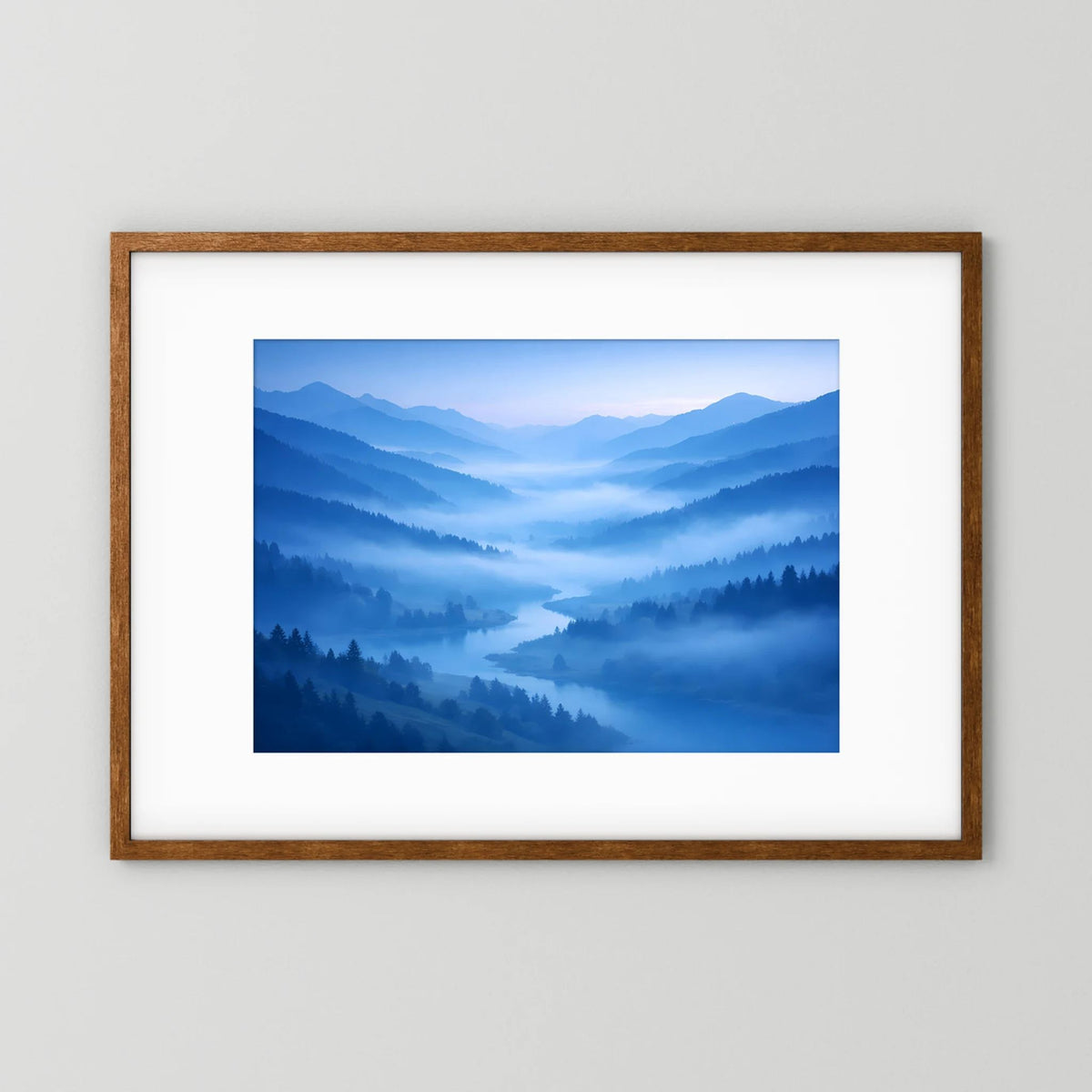 Poster im Querformat mit blauer Berglandschaft im Nebel, brauner Rahmen mit Rand