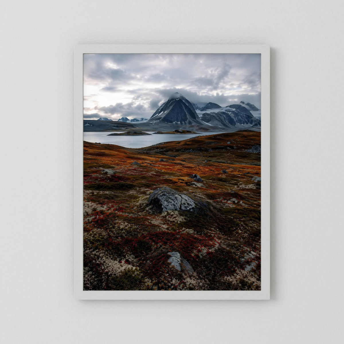 Naturposter im Hochformat mit weißem Rahmen: Berglandschaft in Grau und Rostrot