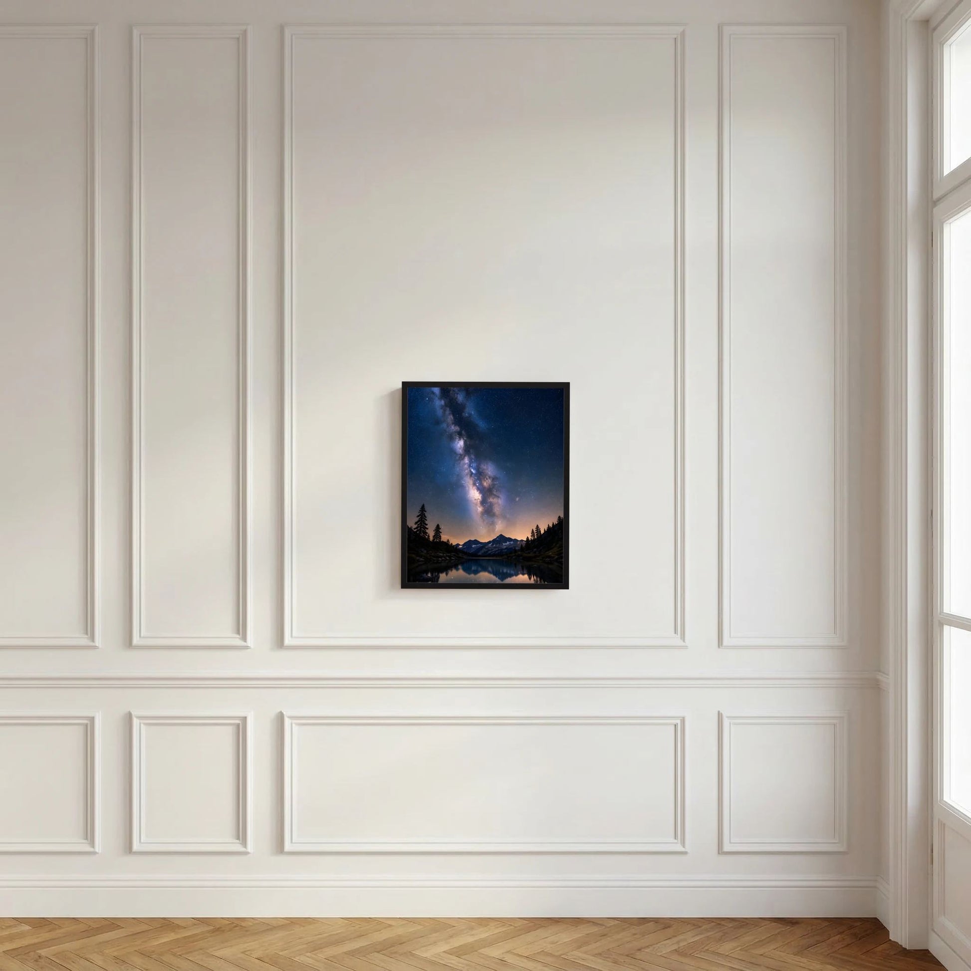Kleines Wandposter im schwarzen Rahmen mit Milchstraße über Bergsee und nächtlichem Himmel