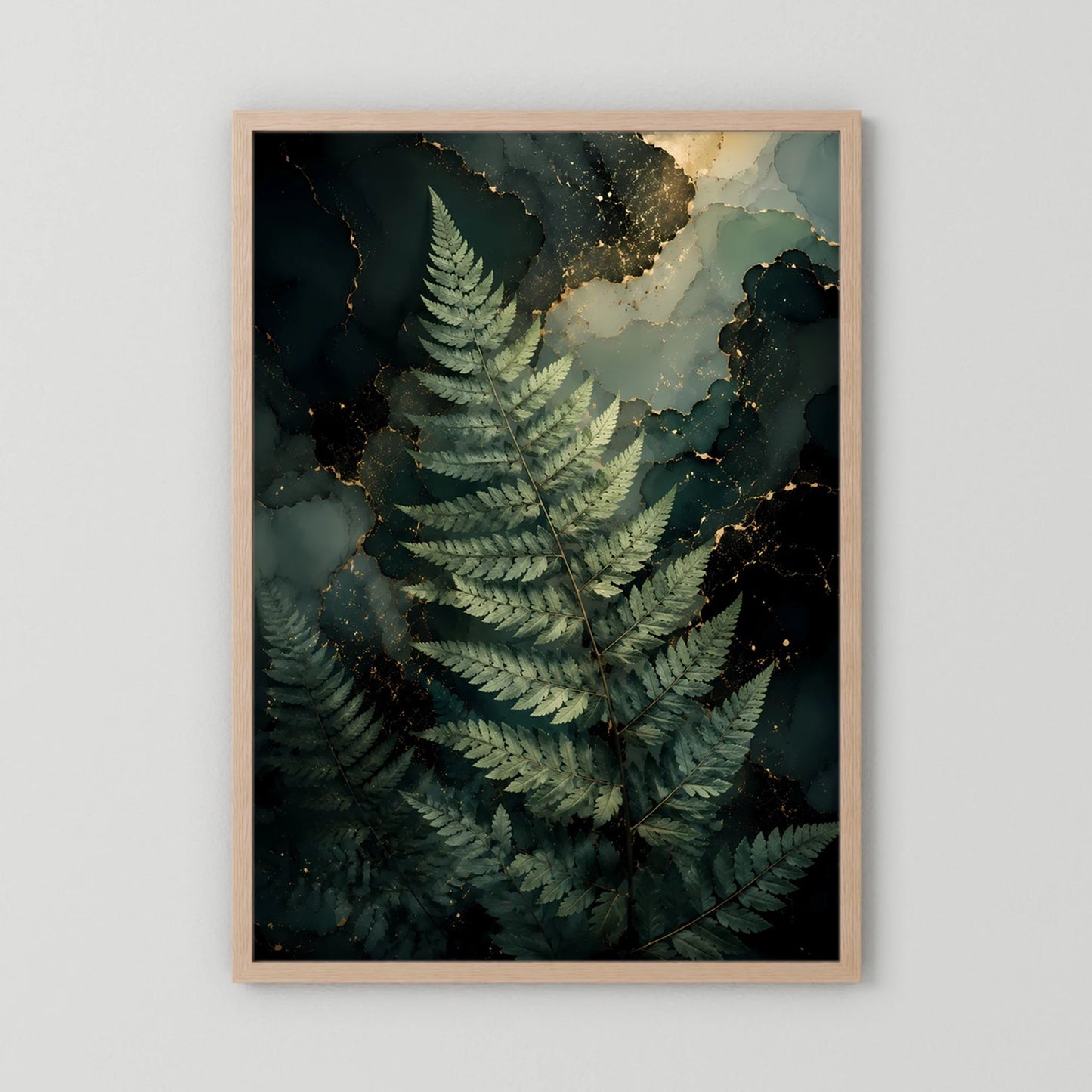 Kunstposter mit Farnmotiv in Dunkelgrün und Gold, Holzrahmen in Hellbraun, Hochformat