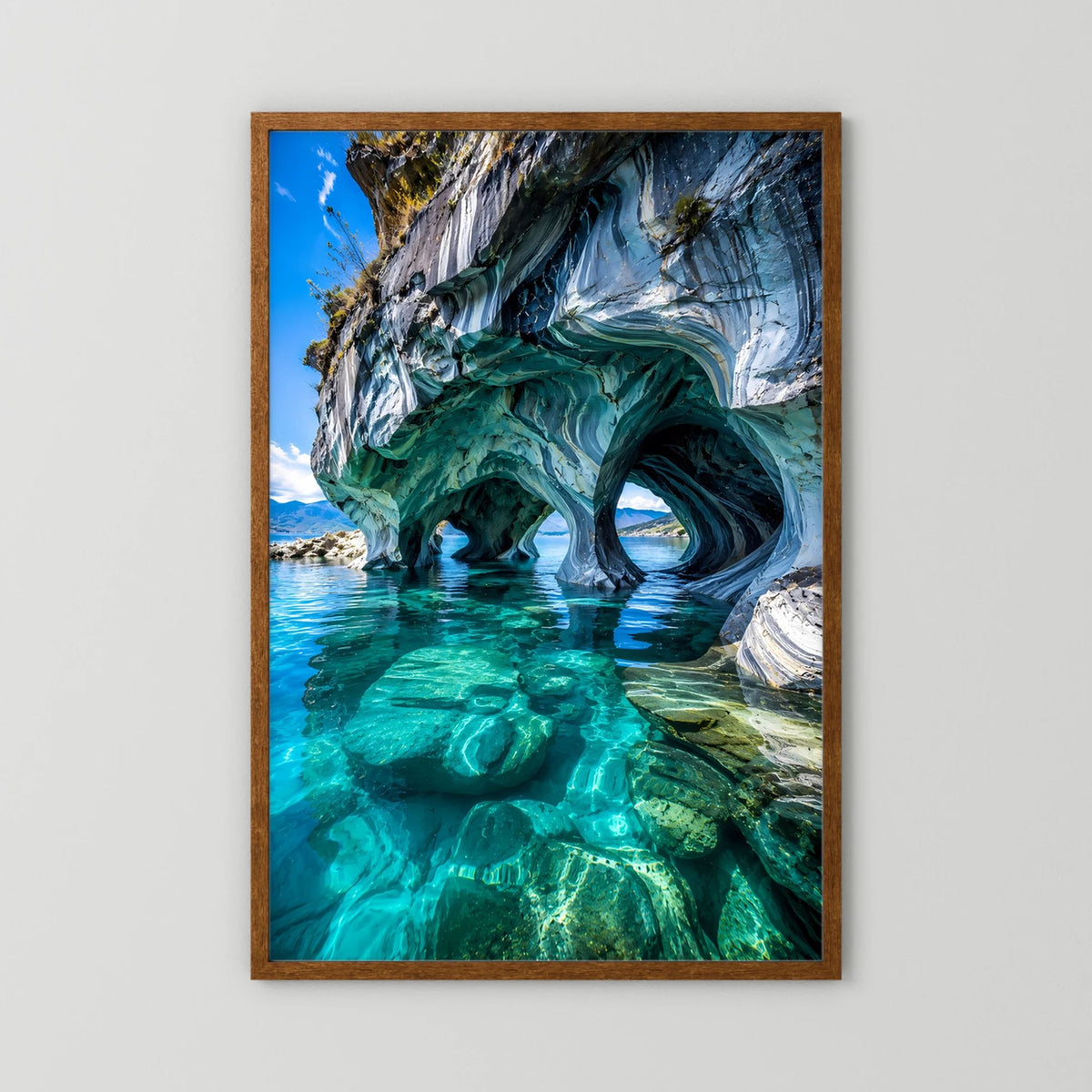 Hochformat-Poster im Holzrahmen: türkises Höhlenwasser und Felsbogen