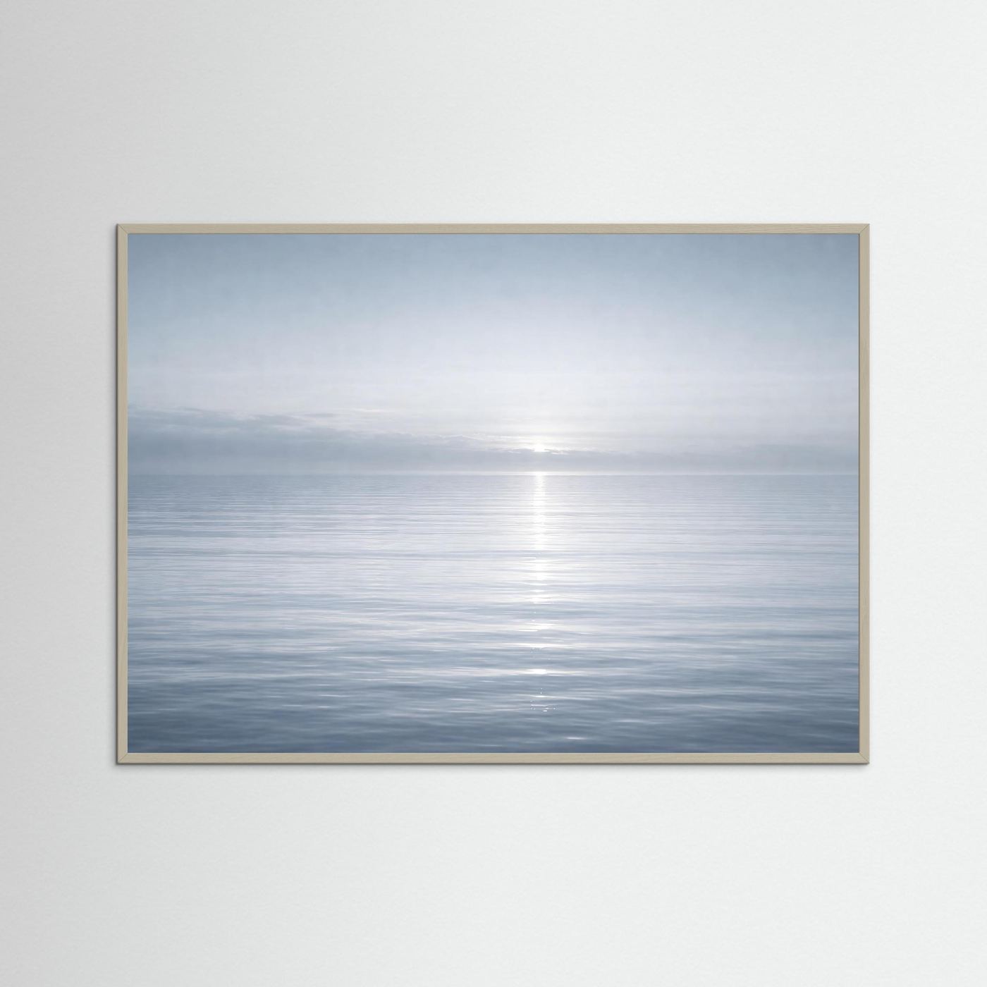 Meerpanorama-Poster im grauen Rahmen mit nebligem Horizont, Querformat
