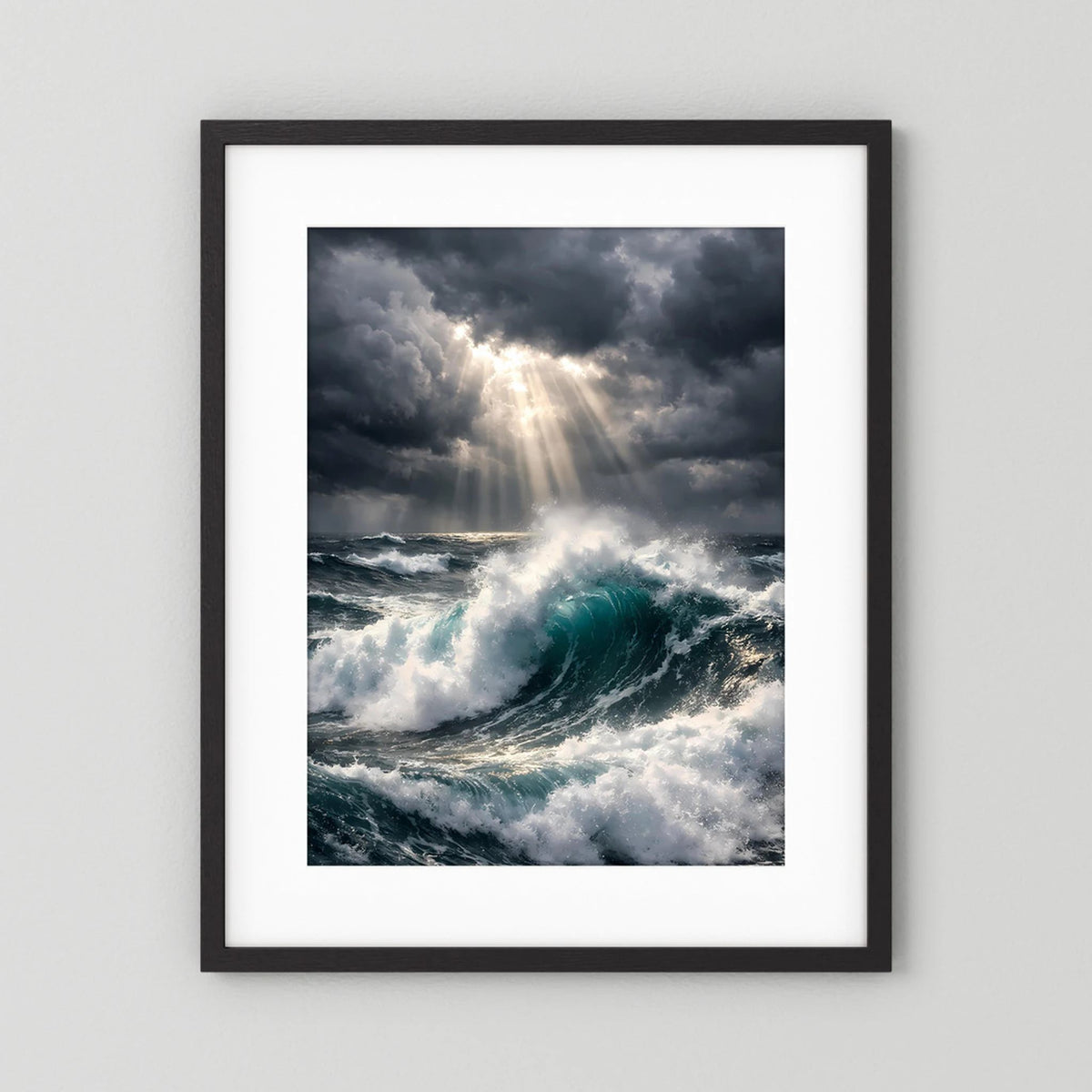Wandbild im Hochformat mit schwarzem Rahmen und weißem Rand: Gewitterwelle im Meer