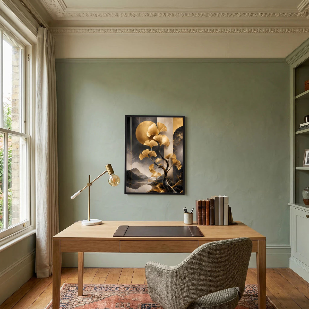 Hochformat-Poster: goldener Ginkgobaum mit nebliger Berglandschaft, schwarzer Rahmen