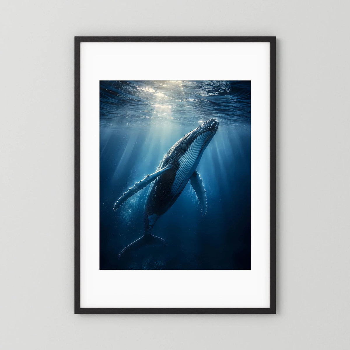 Poster im Hochformat mit Buckelwal unter Wasser, schwarzer Außenrahmen