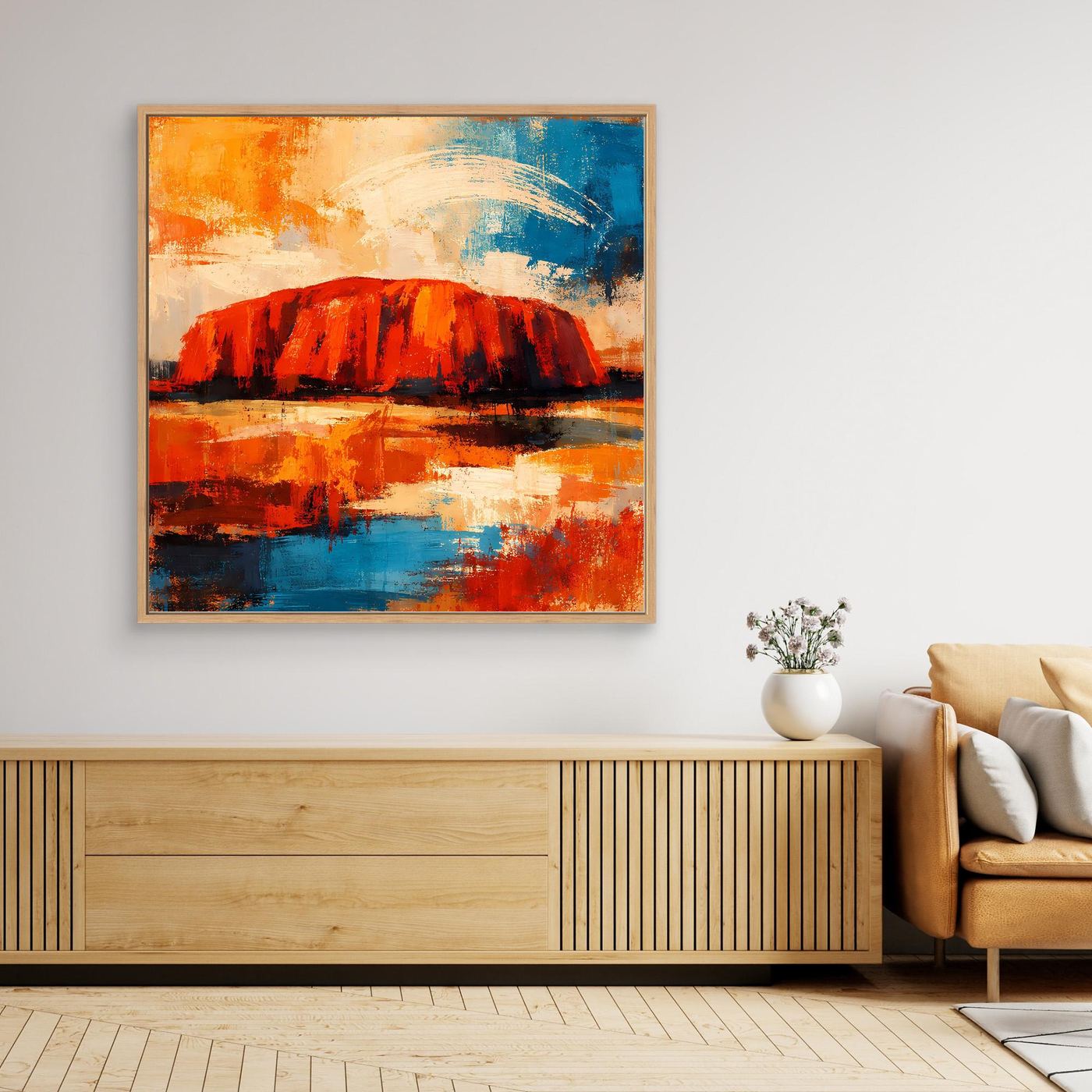 Abstraktes Leinwand-Wandbild: roter Monolith, orange Pinseltextur, blaues Meer, hell gerahmt
