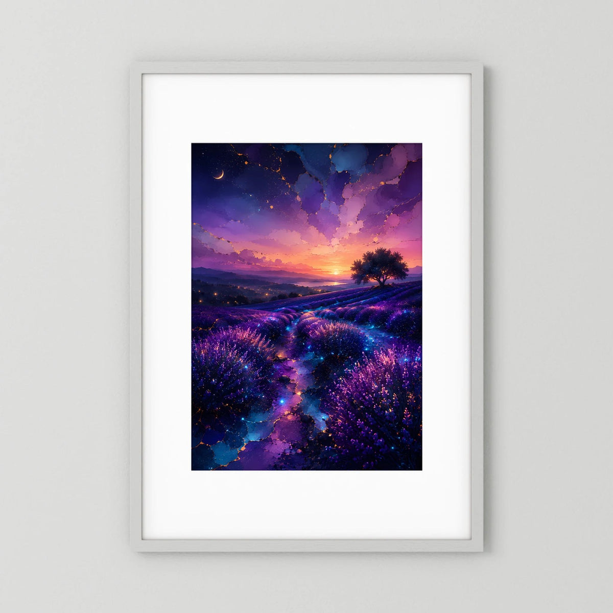 Hochformatiges Poster im weißen Passepartout mit violettem Lavendelfeld bei Sonnenuntergang