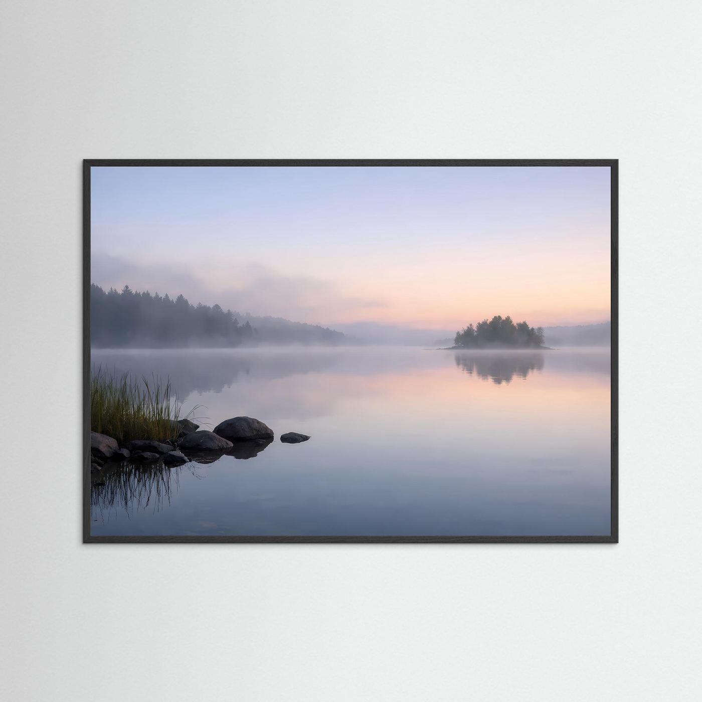 Mystischer Nebelsee am Morgen | Ruhige Waldlandschaft in Pastell