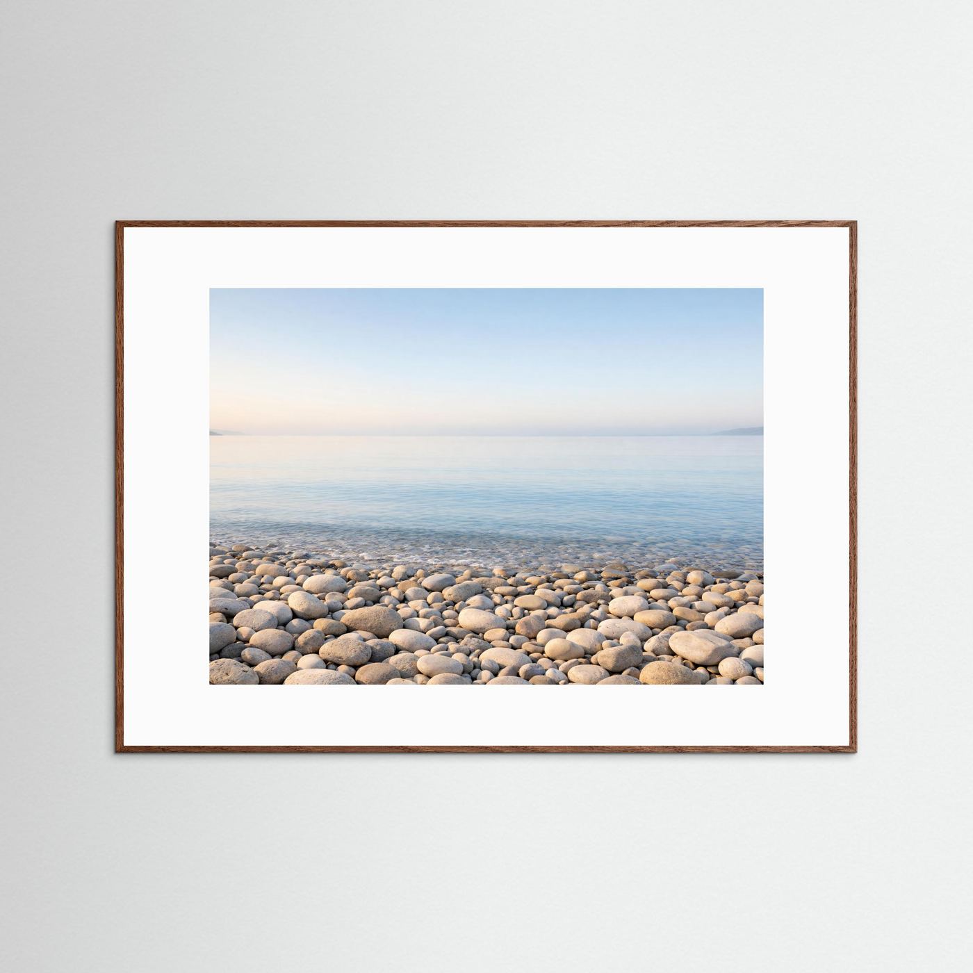 Küsten-Panorama-Poster mit Kiesstrand und ruhigem Meer, dunkelbrauner Rahmen