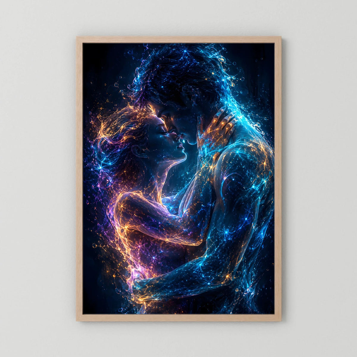 Kunstposter im Hochformat mit leuchtendem Paar in Blau, Violett und Gold, Holzrahmen hell