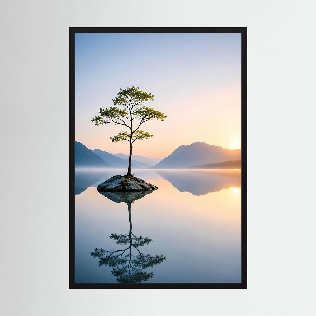 Poster im Hochformat mit schwarzem Rahmen und Baumspiegelung auf ruhigem Wasser
