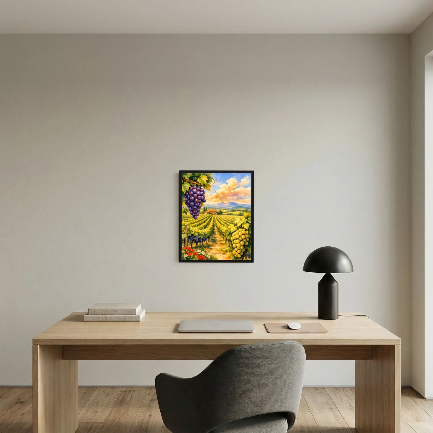 Schwarz gerahmtes Hochformat-Poster mit Weinbergen, violetten und gelben Trauben