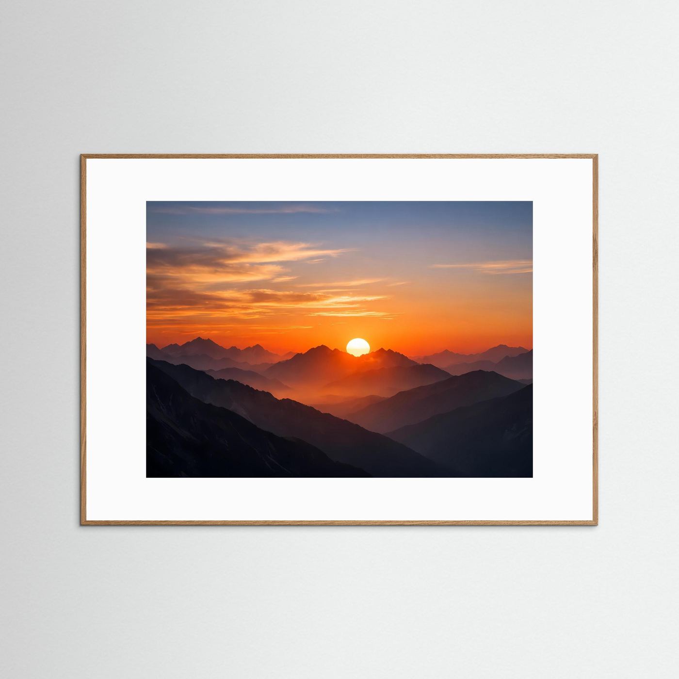 Poster im Querformat: Sonnenuntergang über Bergketten, gerahmt in Naturholz