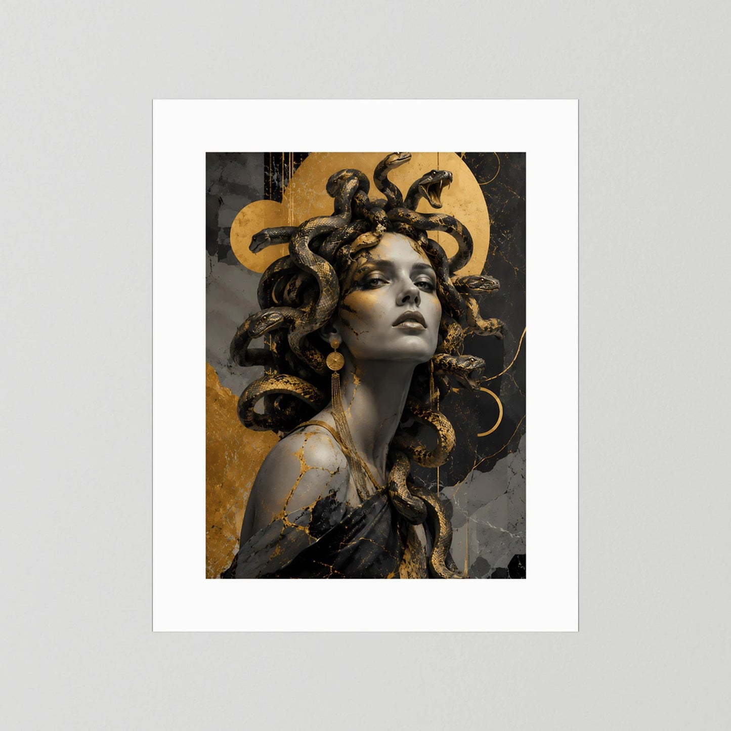 Medusa in Schwarz und Gold | Mystische Frau mit Schlangen | Poster Hochformat