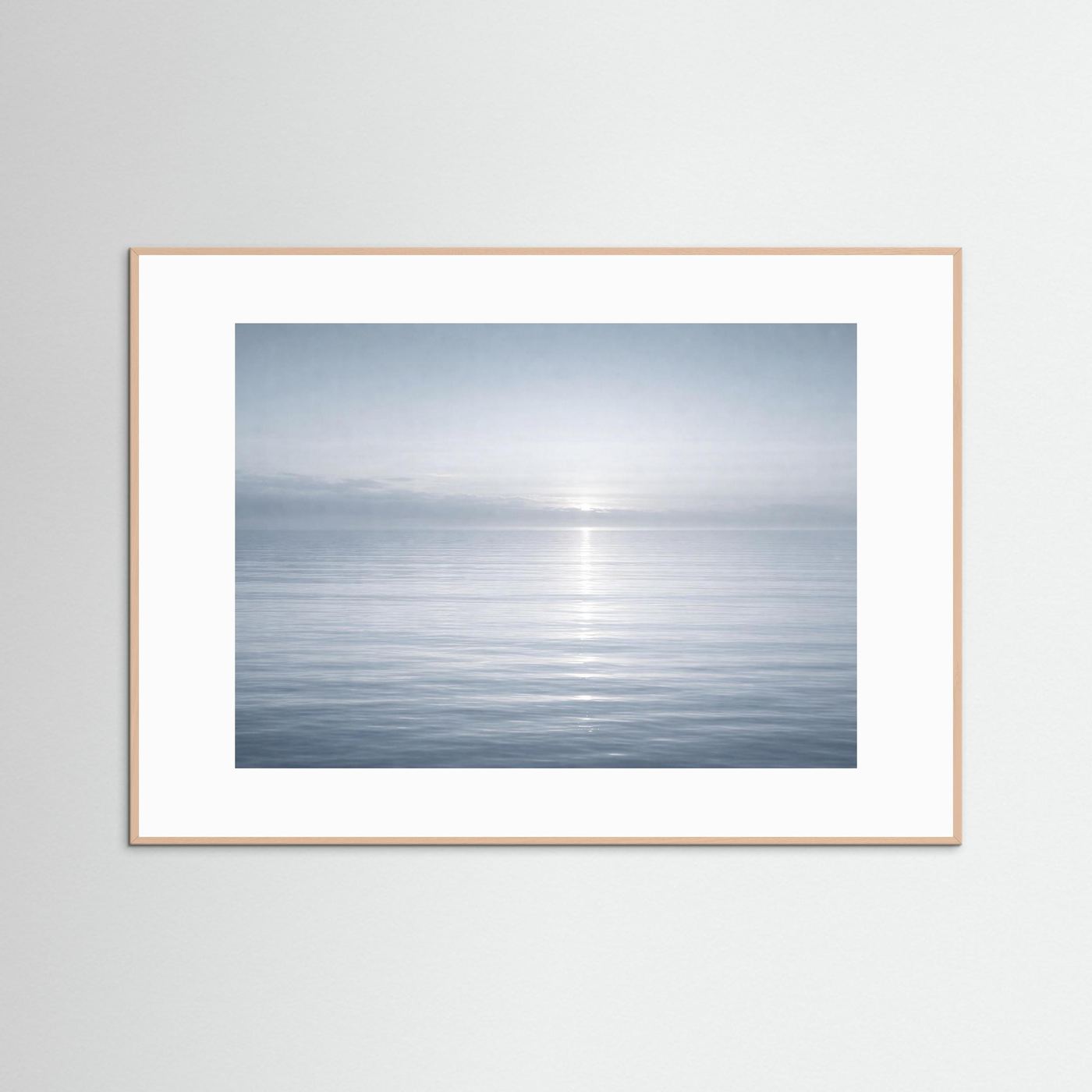 Querformatiges Meer-Horizont-Poster mit Nebel, rosé Holzrahmung