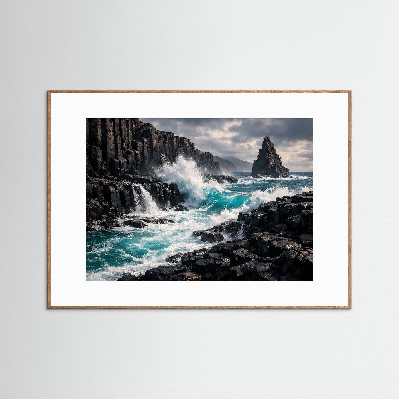 Wilde Felsküste Poster | Tosende Meereswellen an Basaltklippen | Dramatische Küstenlandschaft | Natur Wandbild Ozean