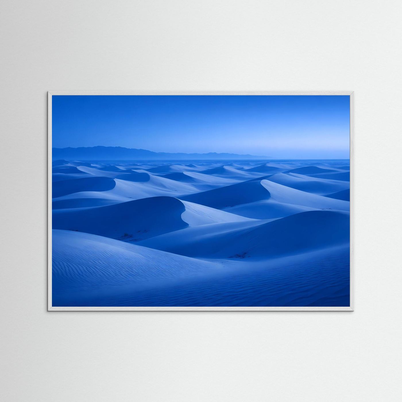 Wandposter mit blauem Dünenlandschaft-Motiv im grauen Rahmen