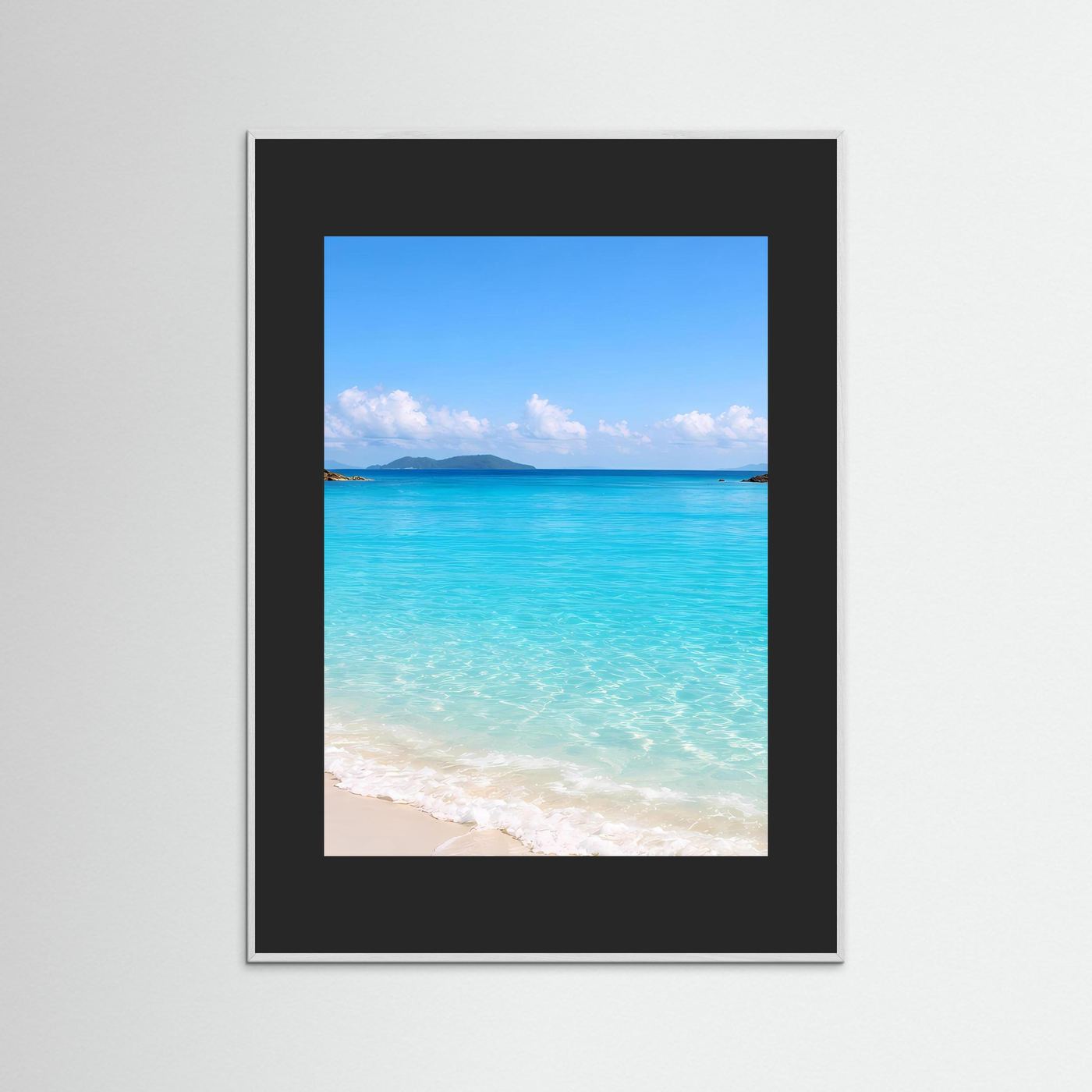 Wandbild mit schwarzem Holzrahmen; Strand mit türkisblauem Wasser und klarem Himmel.