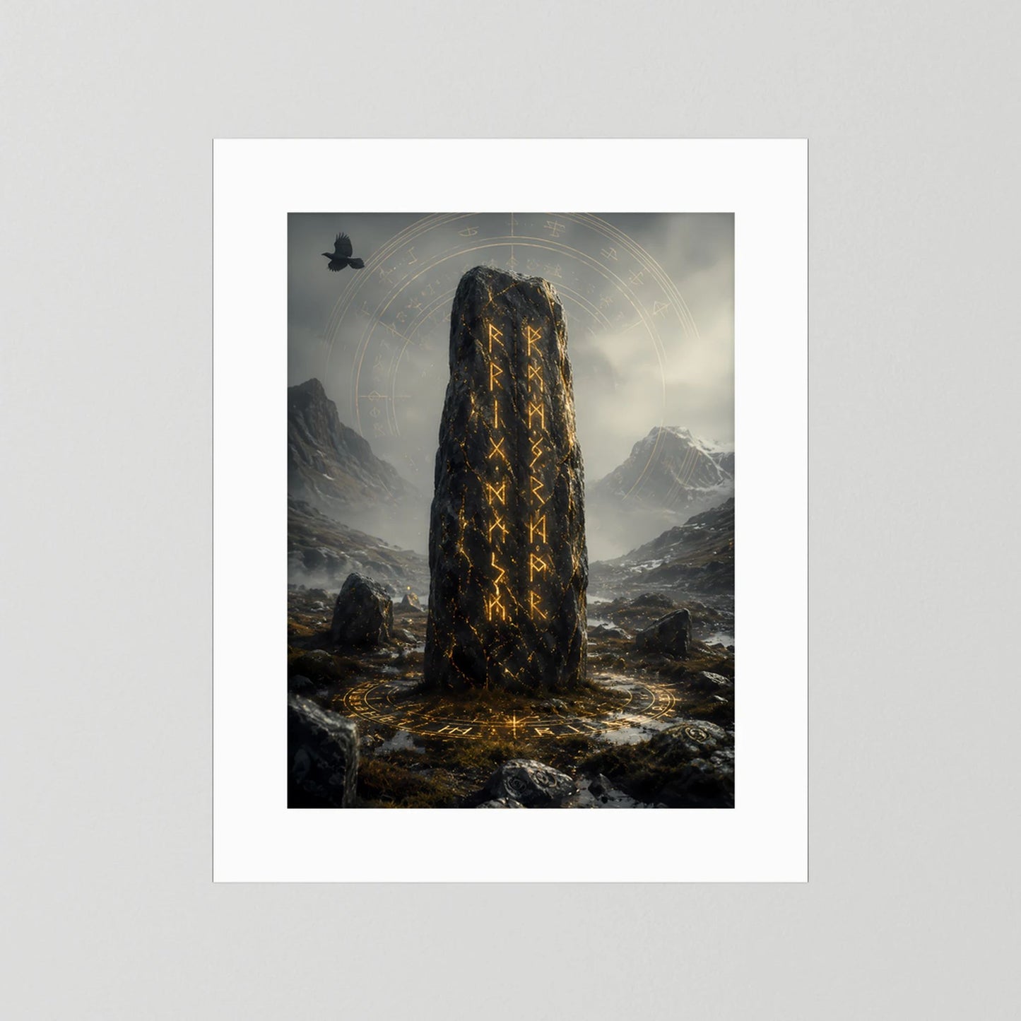 Hochformat-Poster mit weißem Rand: Runenstein mit goldenen leuchtenden Symbolen im Gebirge.