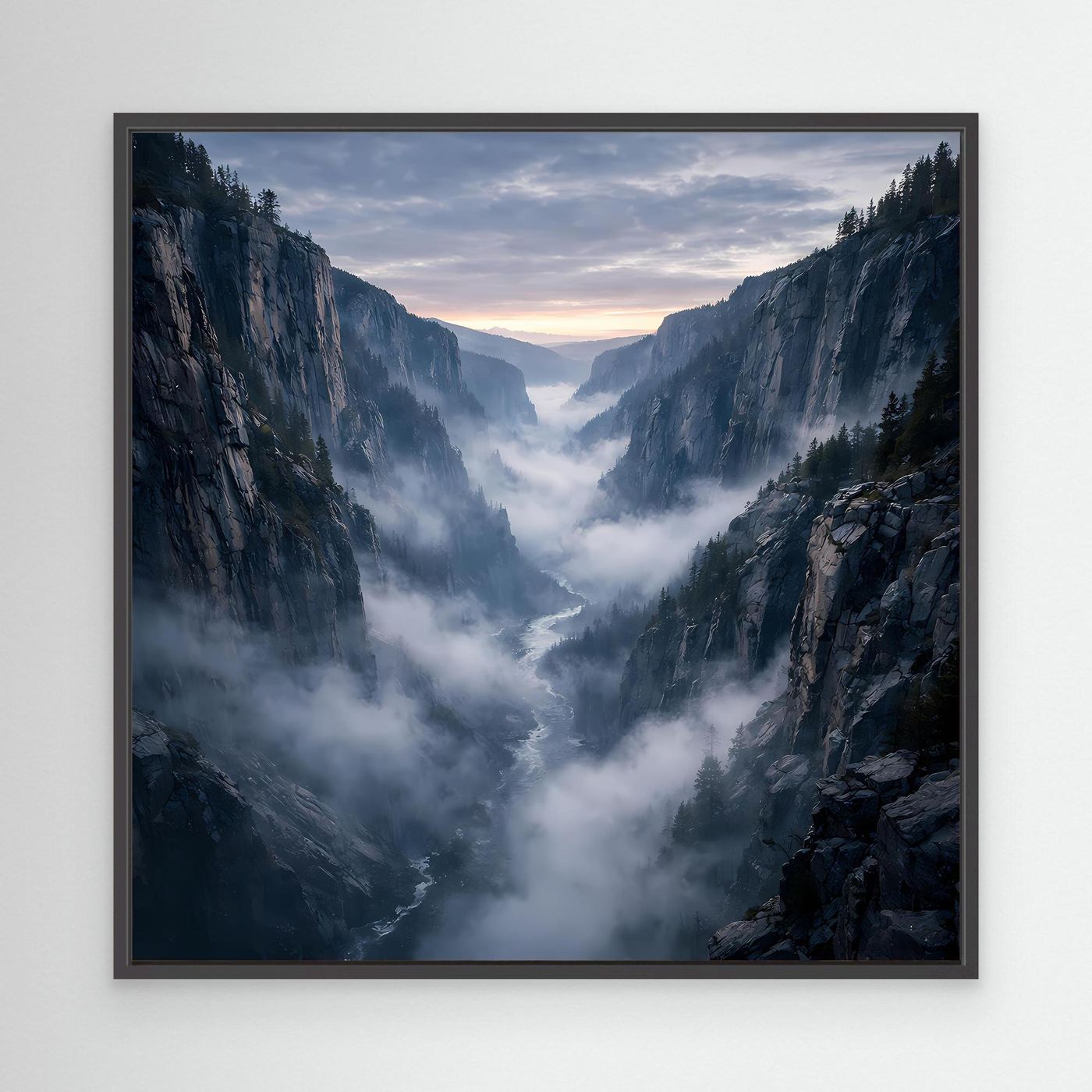 Leinwandbild Neblige Schlucht mit schwarzem Rahmen: grau-blaue Felsberge, dichter Nebel