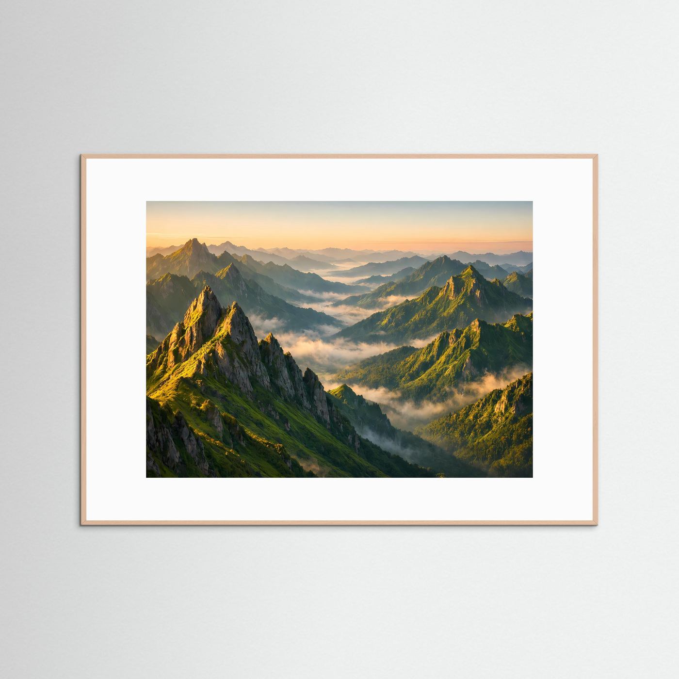 Querformat-Panorama-Poster mit Holzrahmen, hellbraun, weißem Passepartout, Sonnenaufgang über Berge.