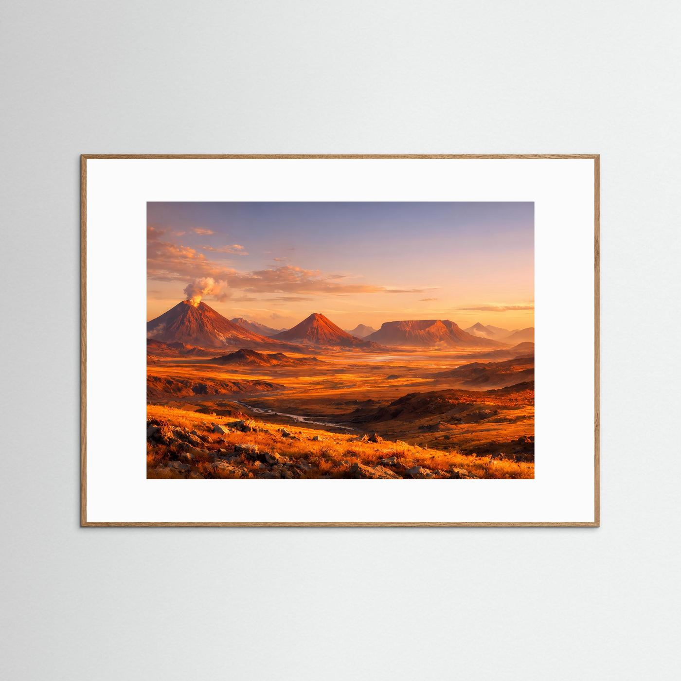 Bergposter im Querformat mit hellem Holzrahmen und weißem Passepartout