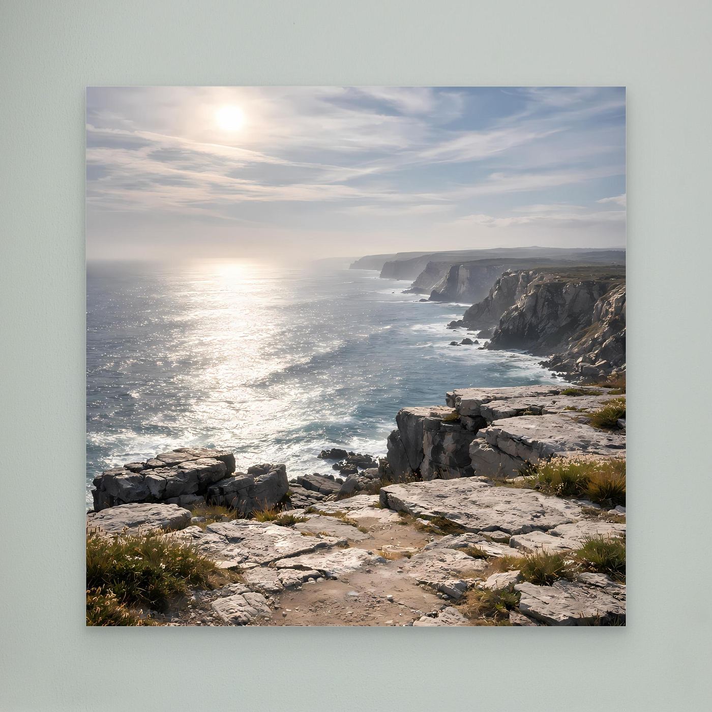 Leinwandbild Steilküste mit Felsen und Küstenlinie, Sonnenaufgang über dem Meer