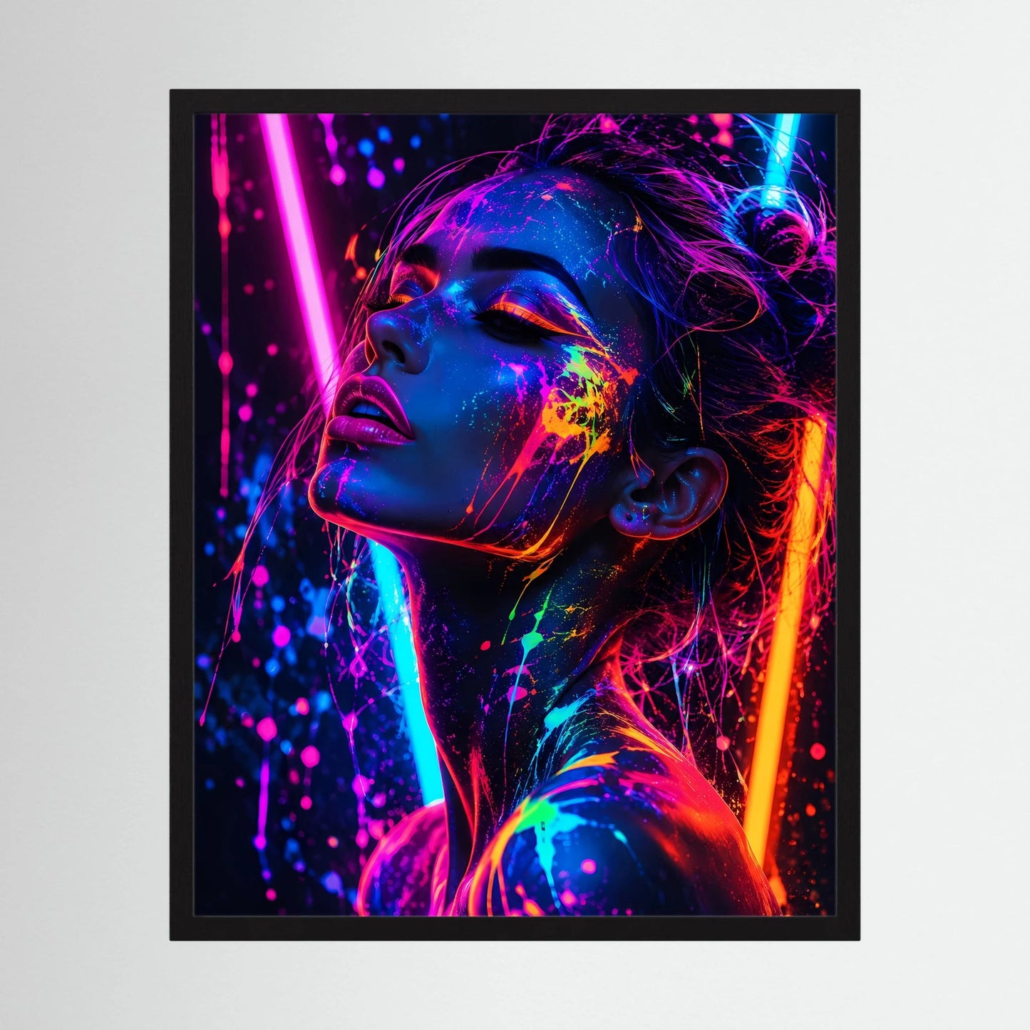 Poster mit Neon-Frau-Porträt und Farbspritzern, vertikal, im schwarzen Rahmen