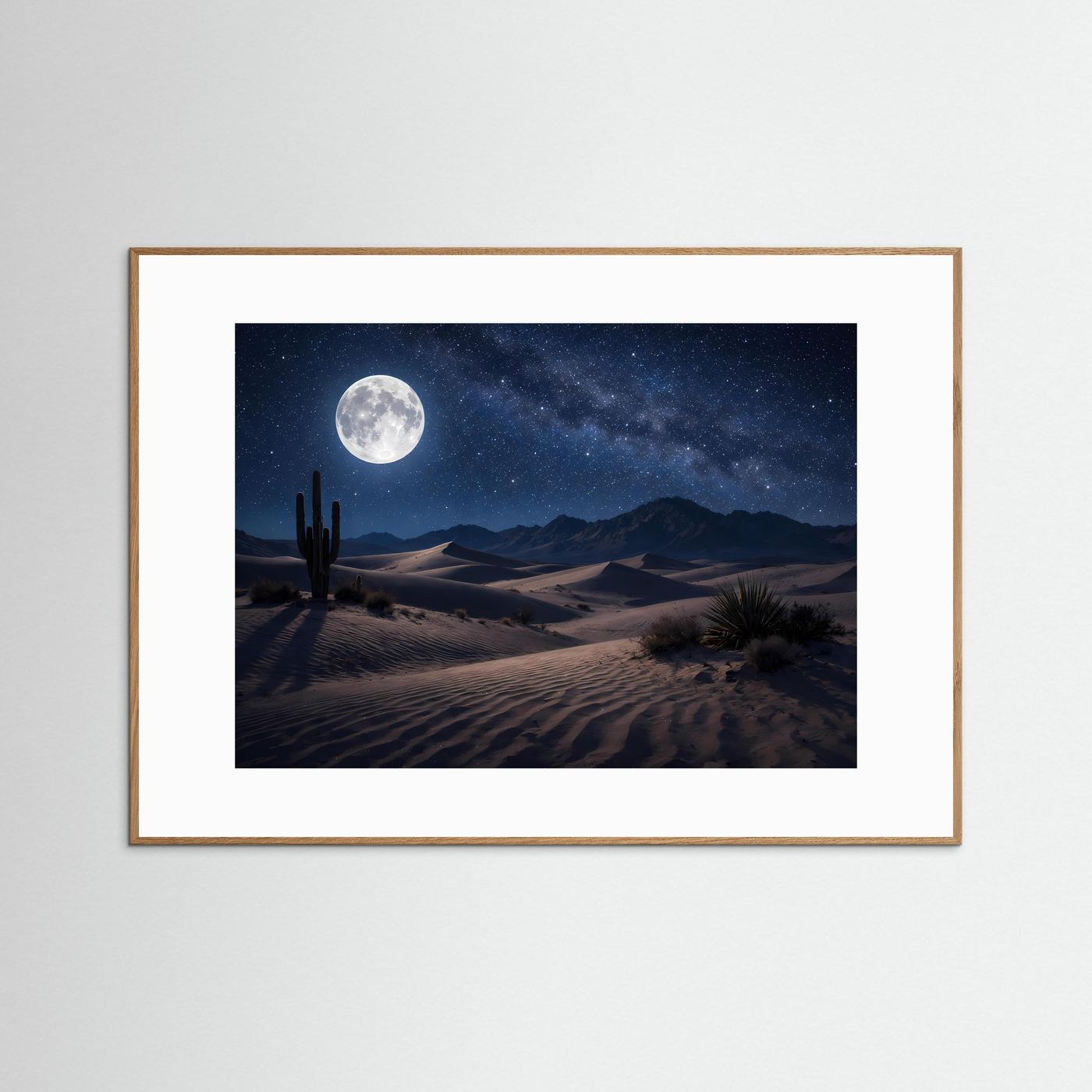 Poster im Querformat mit Holzrahmen: Mond über Dünen, Sternenhimmel und Kakteen