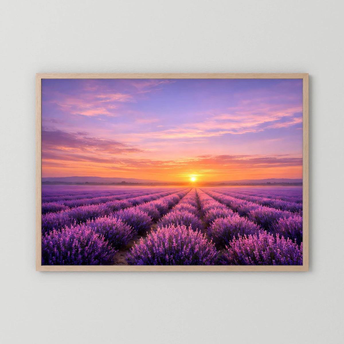 Wandbild im Querformat mit Lavendelfeld und Sonnenuntergang, heller Holzrahmen