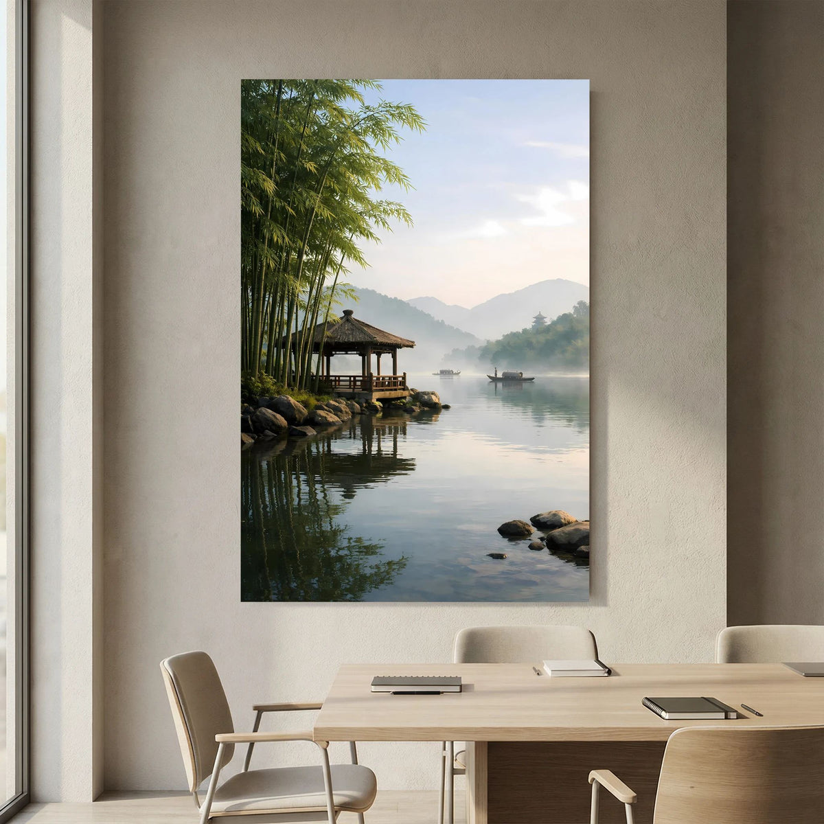 Hochformat-Wandbild mit Bambus und Steg-Pavillon am ruhigen Wasser, Steine im Vordergrund