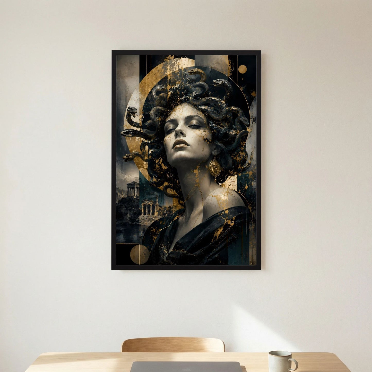 Hochformat-Poster mit Porträt einer Frau, Schlangenhaar in Schwarz und Gold, schwarzer Rahmen