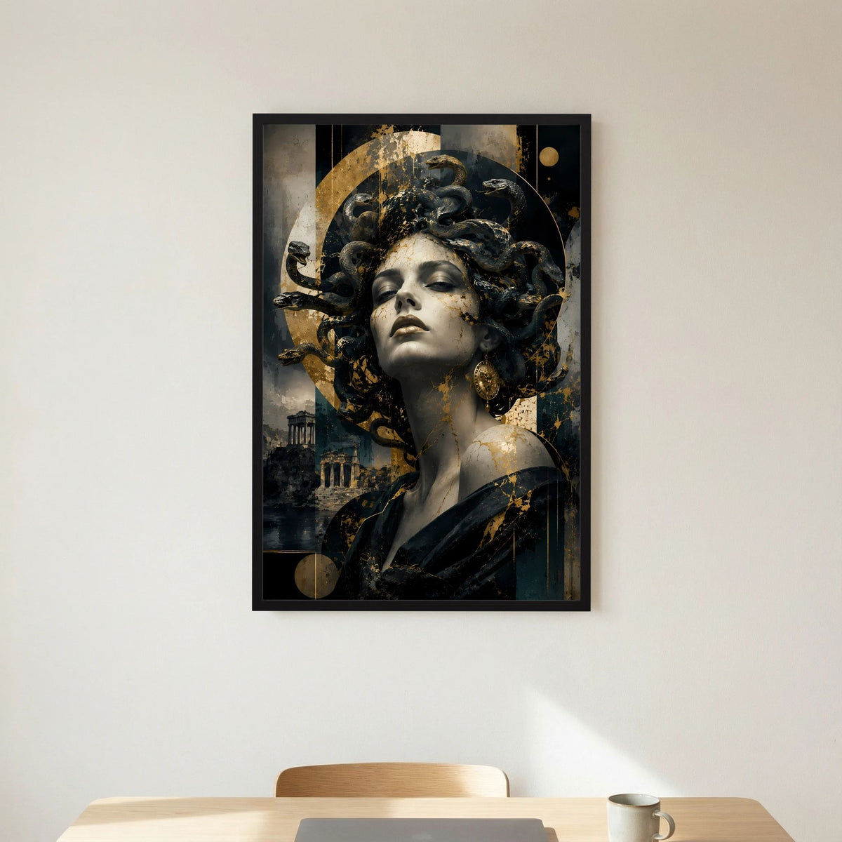 Hochformat-Poster mit Porträt einer Frau, Schlangenhaar in Schwarz und Gold, schwarzer Rahmen