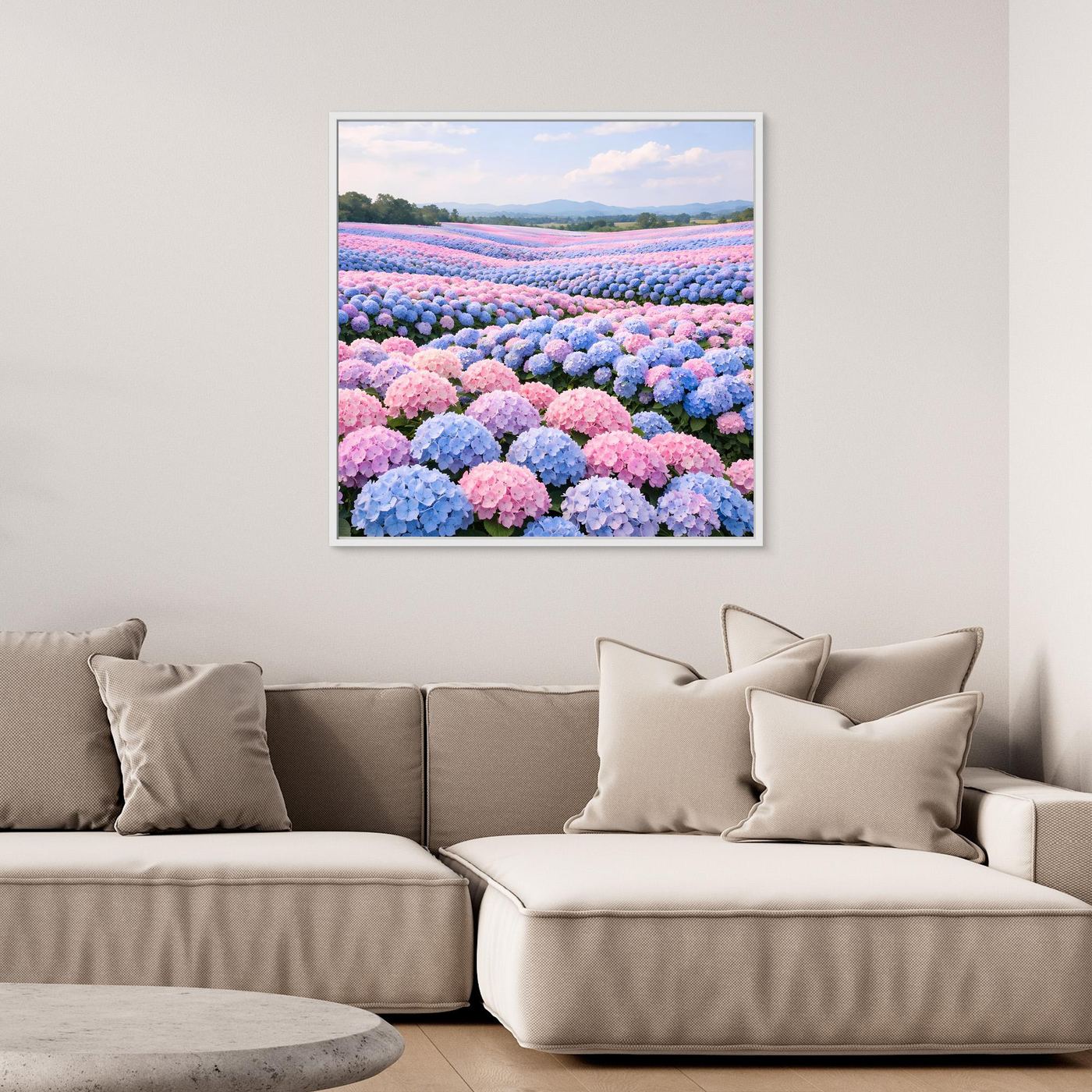 Leinwandbild mit blühendem Hortensienfeld in Pastellrosa und Hellblau, weiß gerahmt